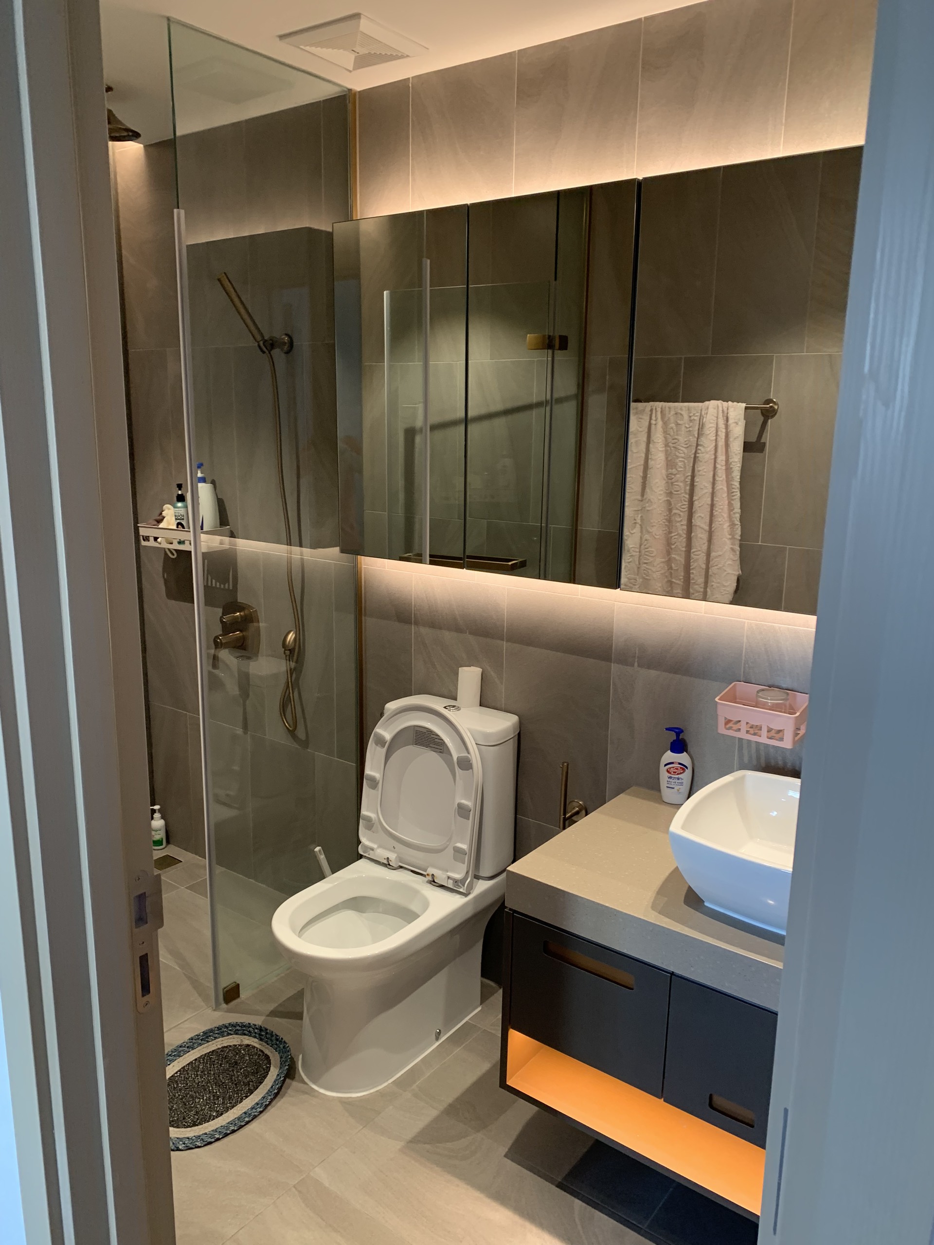 Cho thuê căn hộ cao cấp Antonia- Phú Mỹ Hưng. DIện tích: 80m, 2 phòng ngủ, 2wc. Nhà mới thiết kế, chưa ai ở, giá chỉ: 23 triệu/ tháng. Anh chị xem nhà liên hệ: hotline Ngọc Thư - 5308