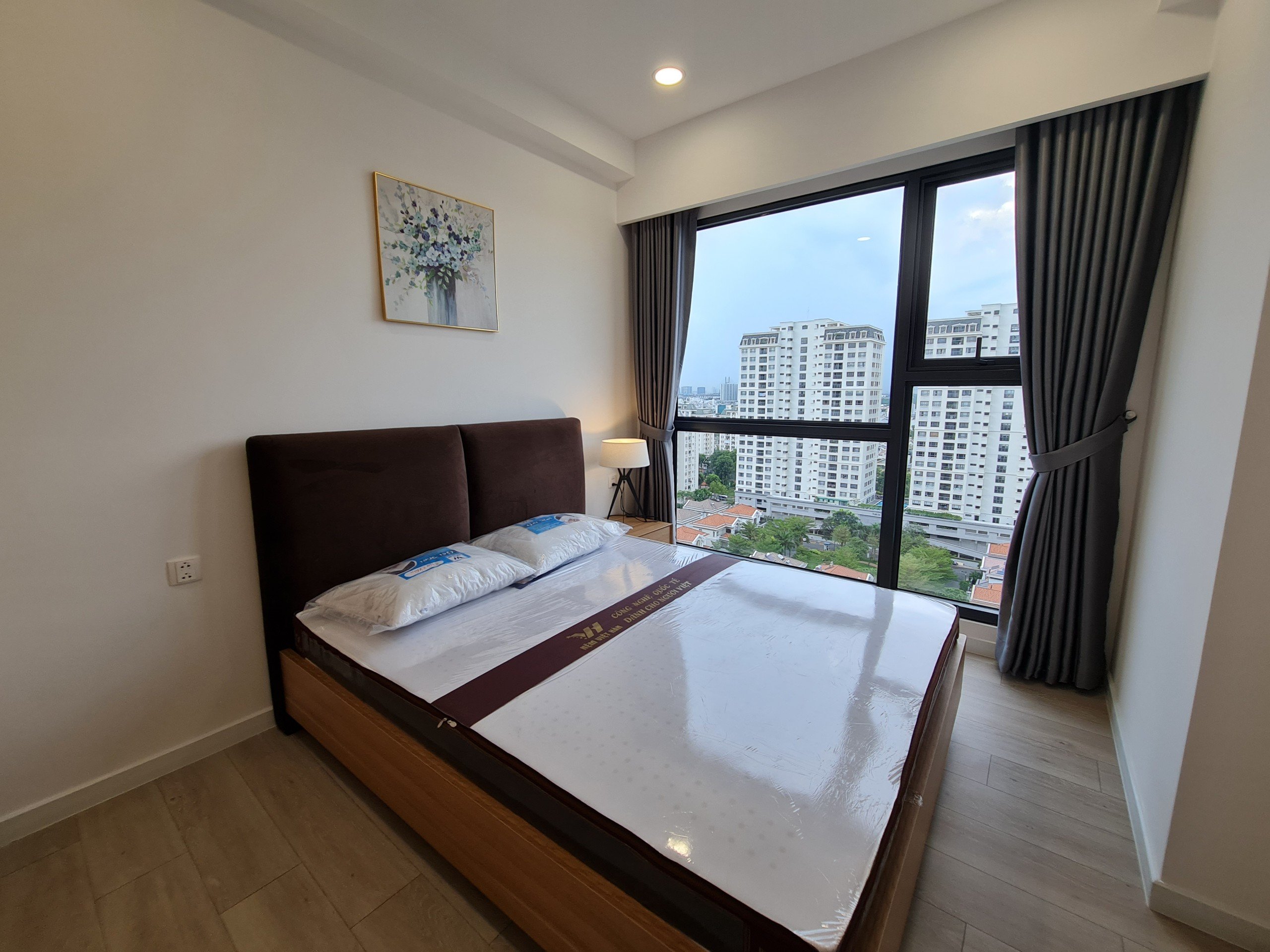Cho thuê căn hộ The Antonia - Phú Mỹ Hưng. Diện tích: 80m, căn góc, 2 phòng ngủ, 2wc. Nội thất cao cấp, view biệt thự. Giá chỉ 25 triệu/ tháng. Quý khách xem nhà liên hệ: hotline Ngọc Thư - 5345