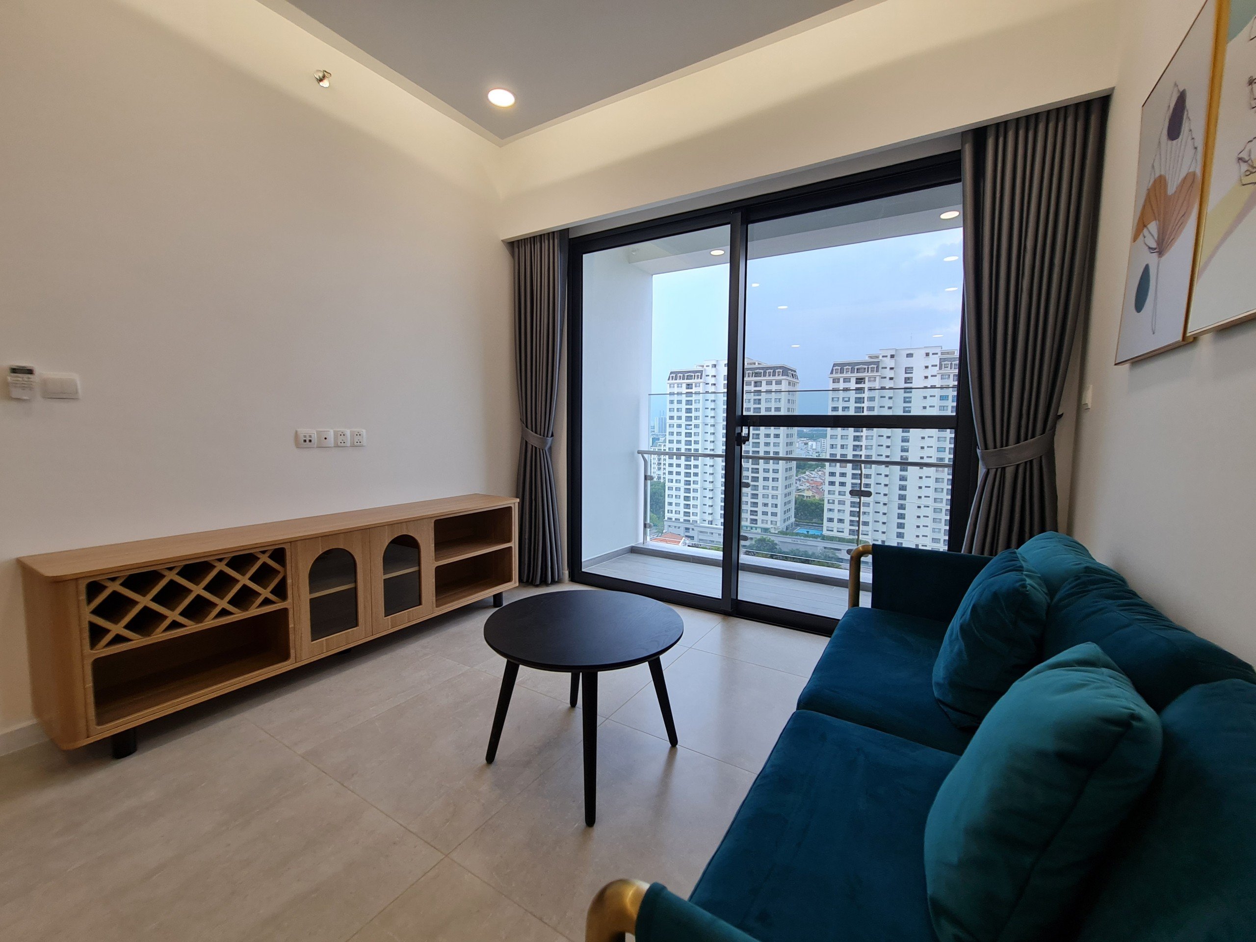 Cho thuê căn hộ The Antonia - Phú Mỹ Hưng. Diện tích: 80m, căn góc, 2 phòng ngủ, 2wc. Nội thất cao cấp, view biệt thự. Giá chỉ 25 triệu/ tháng. Quý khách xem nhà liên hệ: hotline Ngọc Thư - 5341