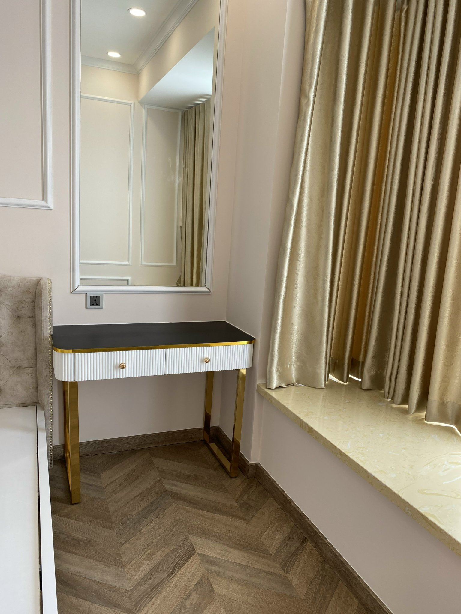 Cho thuê căn hộ cao cấp Midtown The Peak, Phú Mỹ Hưng. Diện tích: 80m, 2 phòng ngủ, nội thất cao cấp, nhà mới decor. Giá chỉ: 25 triệu/ tháng. Quý khách xem nhà liên hệ: hotline NGọc Thư ( zalo, viber) - 5352