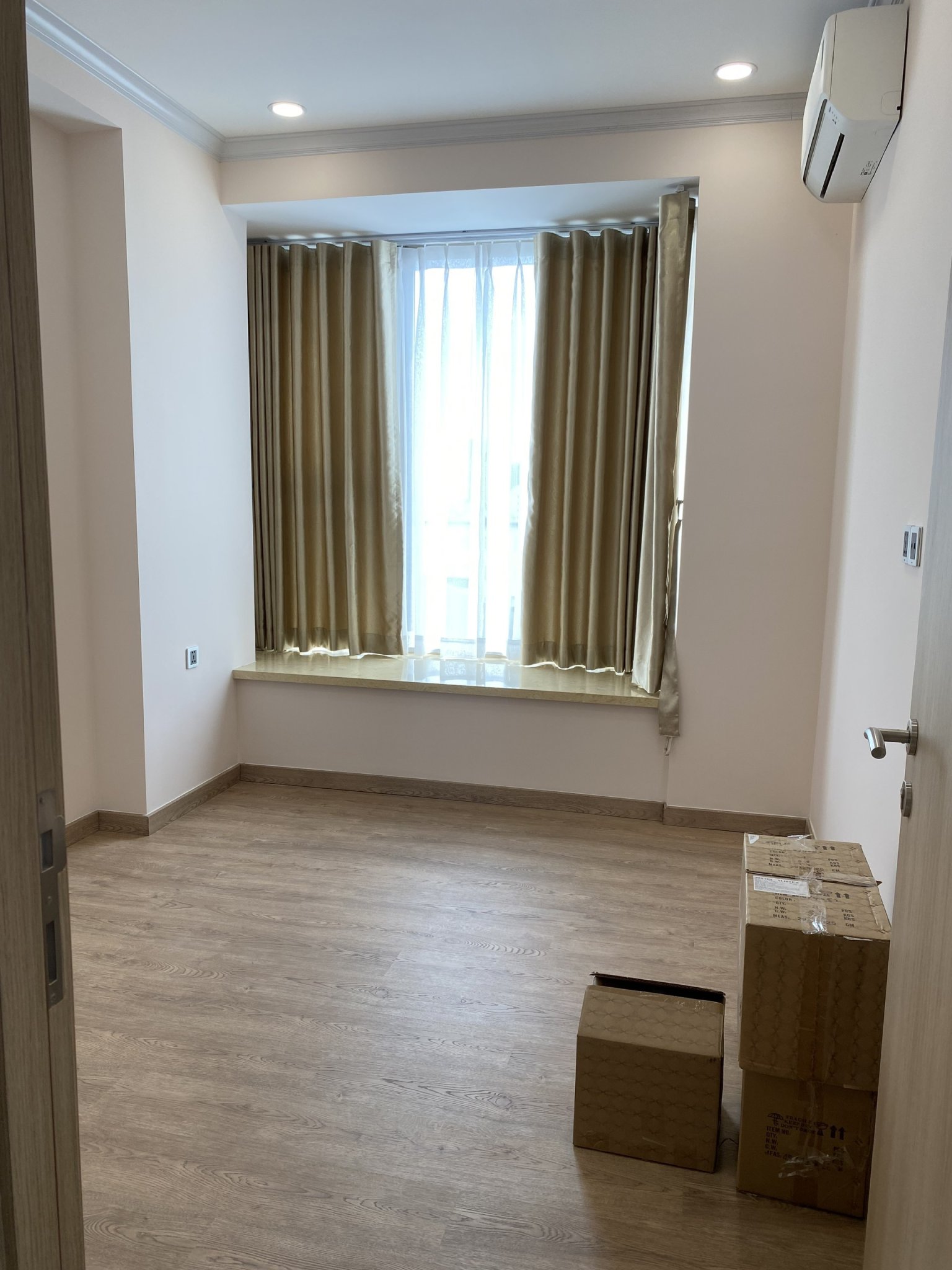 Cho thuê căn hộ cao cấp Midtown The Peak, Phú Mỹ Hưng. Diện tích: 80m, 2 phòng ngủ, nội thất cao cấp, nhà mới decor. Giá chỉ: 25 triệu/ tháng. Quý khách xem nhà liên hệ: hotline NGọc Thư ( zalo, viber) - 5355