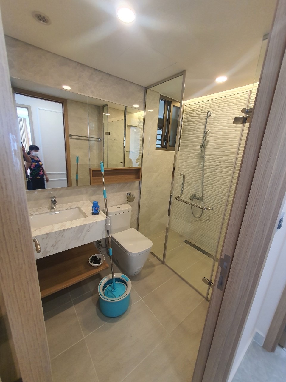 Cho thuê căn hộ cao cấp Midtown The Peak, Phú Mỹ Hưng. Diện tích: 80m, 2 phòng ngủ, nội thất cao cấp, nhà mới decor. Giá chỉ: 25 triệu/ tháng. Quý khách xem nhà liên hệ: hotline NGọc Thư ( zalo, viber) - 5354