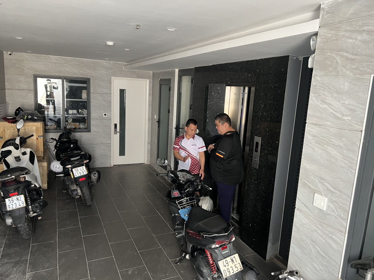 Cho thuê mặt bằng đường lớn Cao Triều Phát, khu Hưng Gia 3, Phú Mỹ Hưng, quận 7 gồm -Hầm + trệt+ lững +4 lầu,nội thất cơ bản. Giá 4.000$/ tháng. Vui lòng liên hệ: hotline /Zalo - 5425