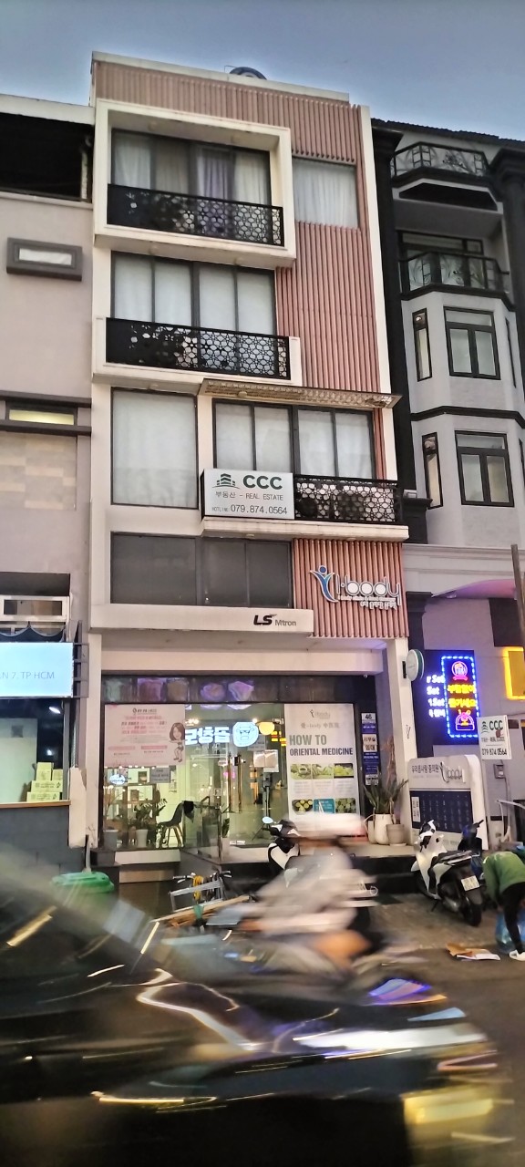 Cho thuê mặt bằng đường lớn Cao Triều Phát, khu Hưng Gia 3, Phú Mỹ Hưng, quận 7 gồm -Hầm + trệt+ lững +4 lầu,nội thất cơ bản. Giá 4.000$/ tháng. Vui lòng liên hệ: hotline /Zalo