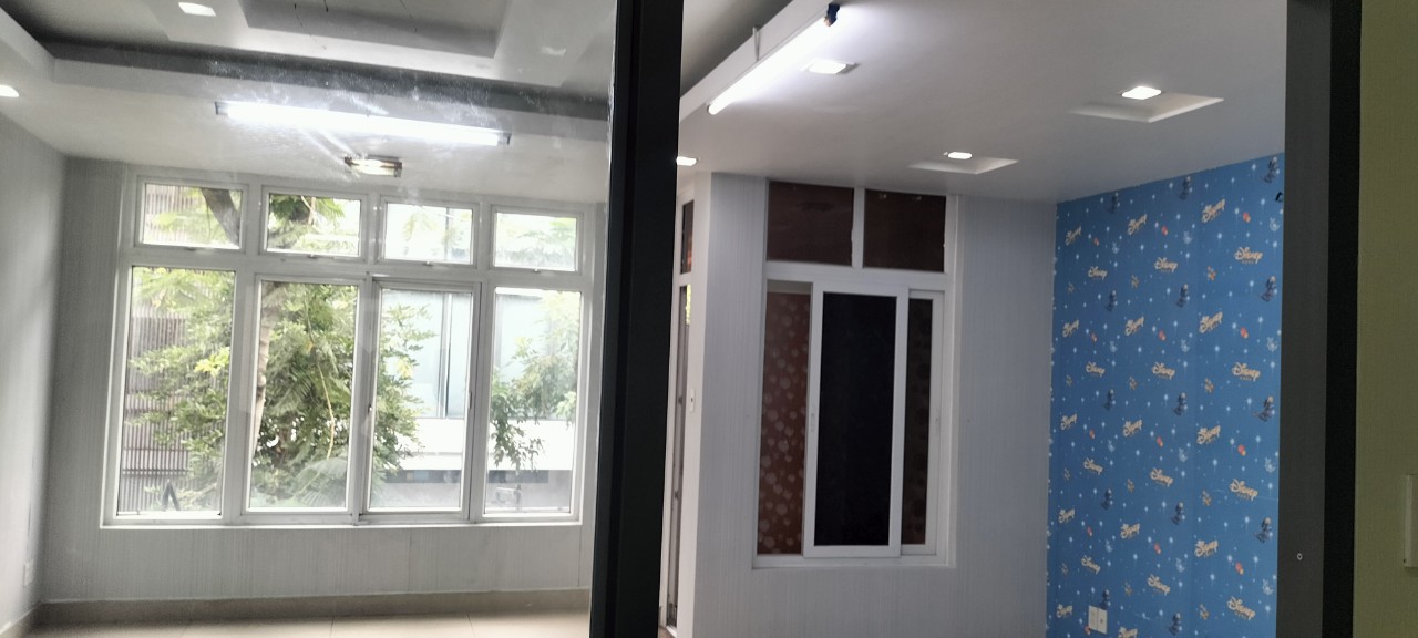 Cho thuê măt bằng kinh doanh nguyên căn nhà phố Hưng Gia 1, Phú Mỹ Hưng, DT:111m2( 6x185), 1 trệt,lững ,2 lầu, nội thất cơ bản. Giá 40tr/ tháng. Vui lòng liên hệ: hotline /Zalo - 5430