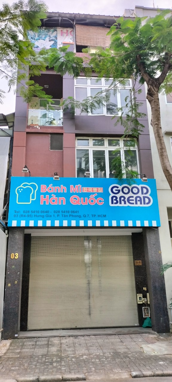 Cho thuê măt bằng kinh doanh nguyên căn nhà phố Hưng Gia 1, Phú Mỹ Hưng, DT:111m2( 6x185), 1 trệt,lững ,2 lầu, nội thất cơ bản. Giá 40tr/ tháng. Vui lòng liên hệ: hotline /Zalo