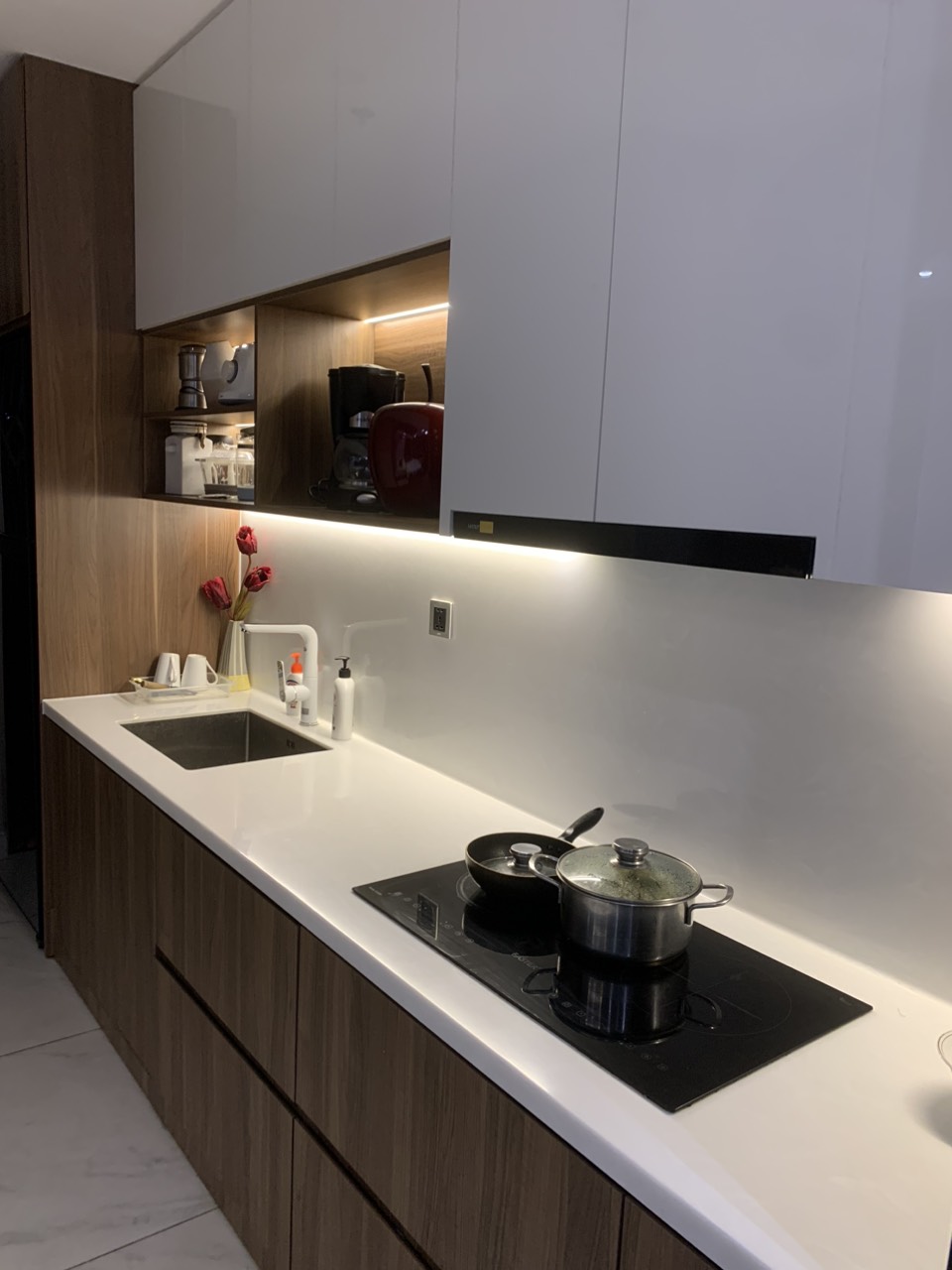 Cho thuê căn hộ cao cấp Midtown phú mỹ hưng quận 7. Diện tích: 80m, 2 phòng ngủ, 2wc.  Nhà đẹp, nội thất đầy đủ, giá chỉ có 23 triệu/ tháng. Xem nhà liên hệ: hotline Ngọc Thư - 5451