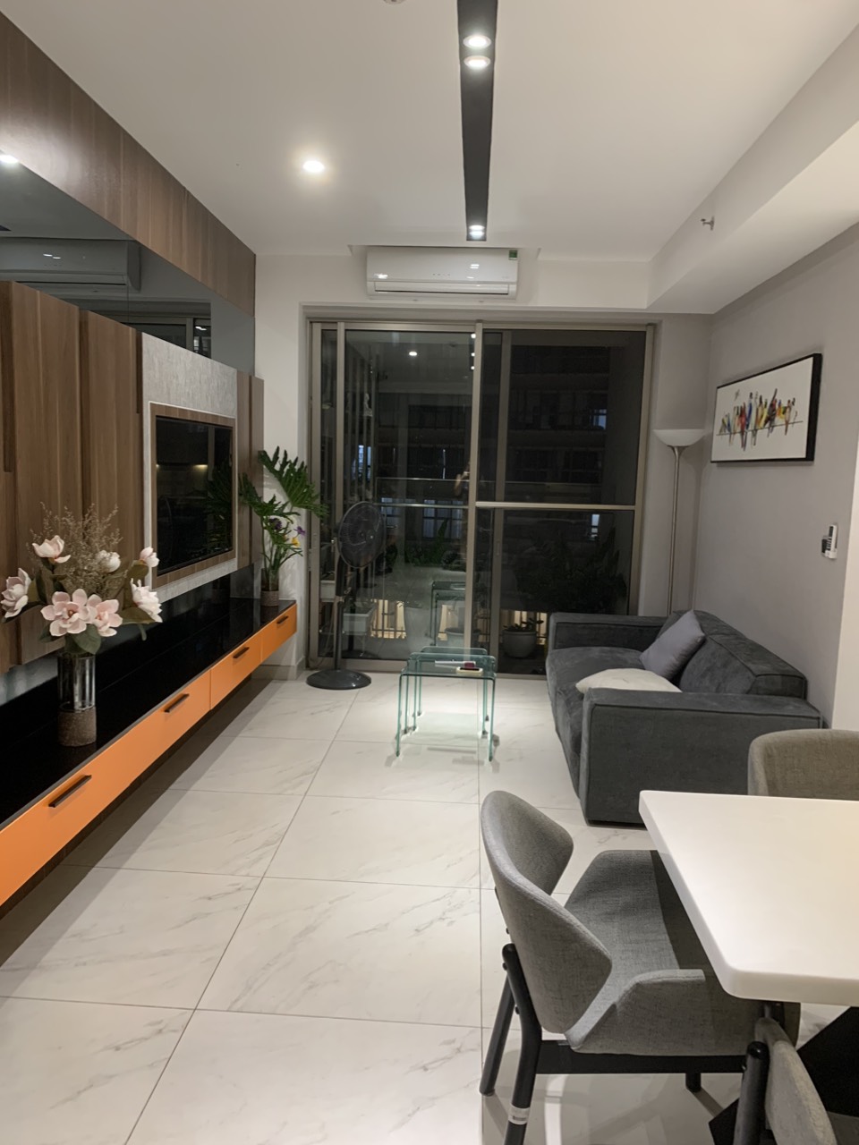 Cho thuê căn hộ cao cấp Midtown phú mỹ hưng quận 7. Diện tích: 80m, 2 phòng ngủ, 2wc.  Nhà đẹp, nội thất đầy đủ, giá chỉ có 23 triệu/ tháng. Xem nhà liên hệ: hotline Ngọc Thư - 5450