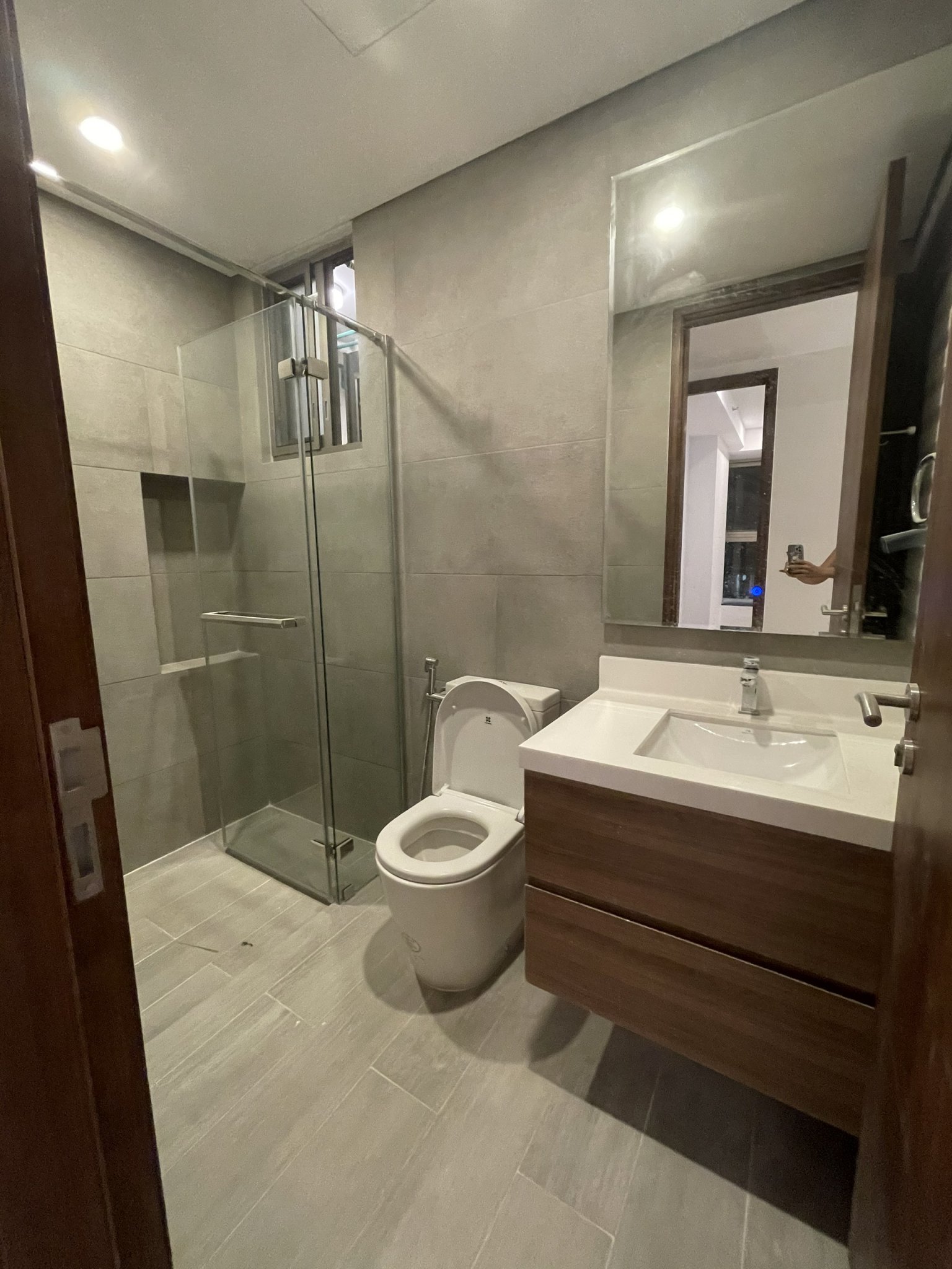 Cho thuê căn hộ cao cấp Midtown phú mỹ hưng quận 7. DT: 80M, 2 phòng ngủ, 2wc.  Nhà đẹp, nội thất đầy đủ, giá chỉ có 23 triệu/ tháng. Xem nhà liên hệ: hotline Ngọc Thư ( zalo, viber) - 5535