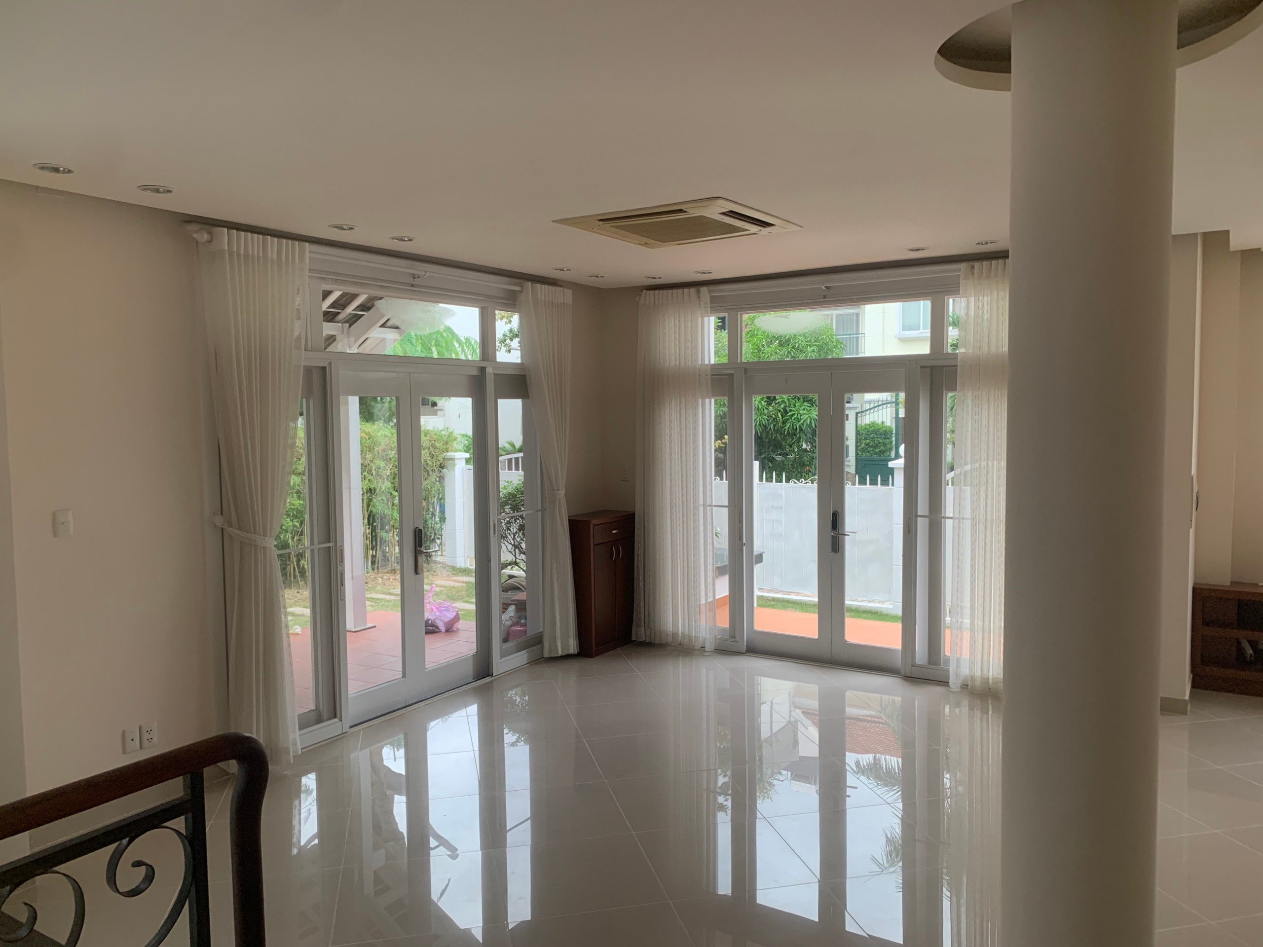 Cho thuê biệt thự tứ lập Mỹ Gia - Phú Mỹ Hưng, quận 7 . Diện tích: 298 m, 4 phòng ngủ, nội thất cơ bản . sân vườn rộng, giá chỉ: 65 triệu/ tháng. Quý khách xem nhà liên hệ: hotline Ngọc Thư ( zalo, viber)