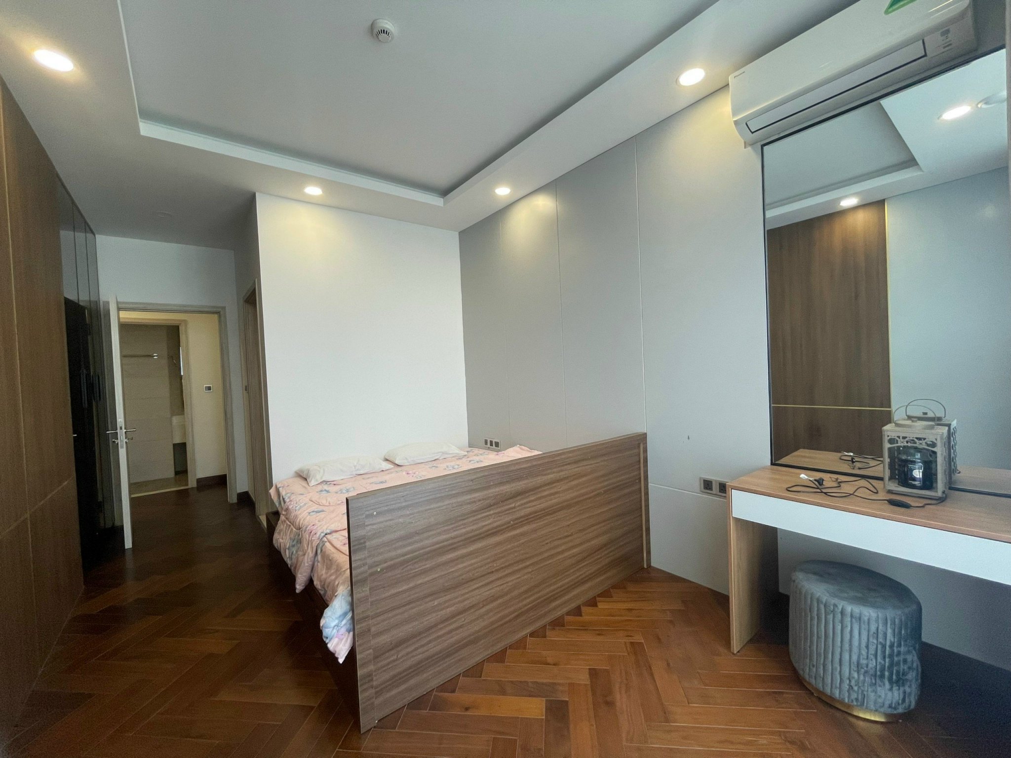 Cần bán căn hộ cao cấp Penhouse Midtown Phú Mỹ Hưng, quận 7. Diện tích: 247m, 4 phòng ngủ lớn, 1 phòng giúp việc, 1 kho. Nội thất cao cấp, gía chỉ 26 tỷ, sổ hồng đầy đủ. Qúy khách xem nhà liên hệ: hotline Ngọc Thư ( zalo, viber) - 5604