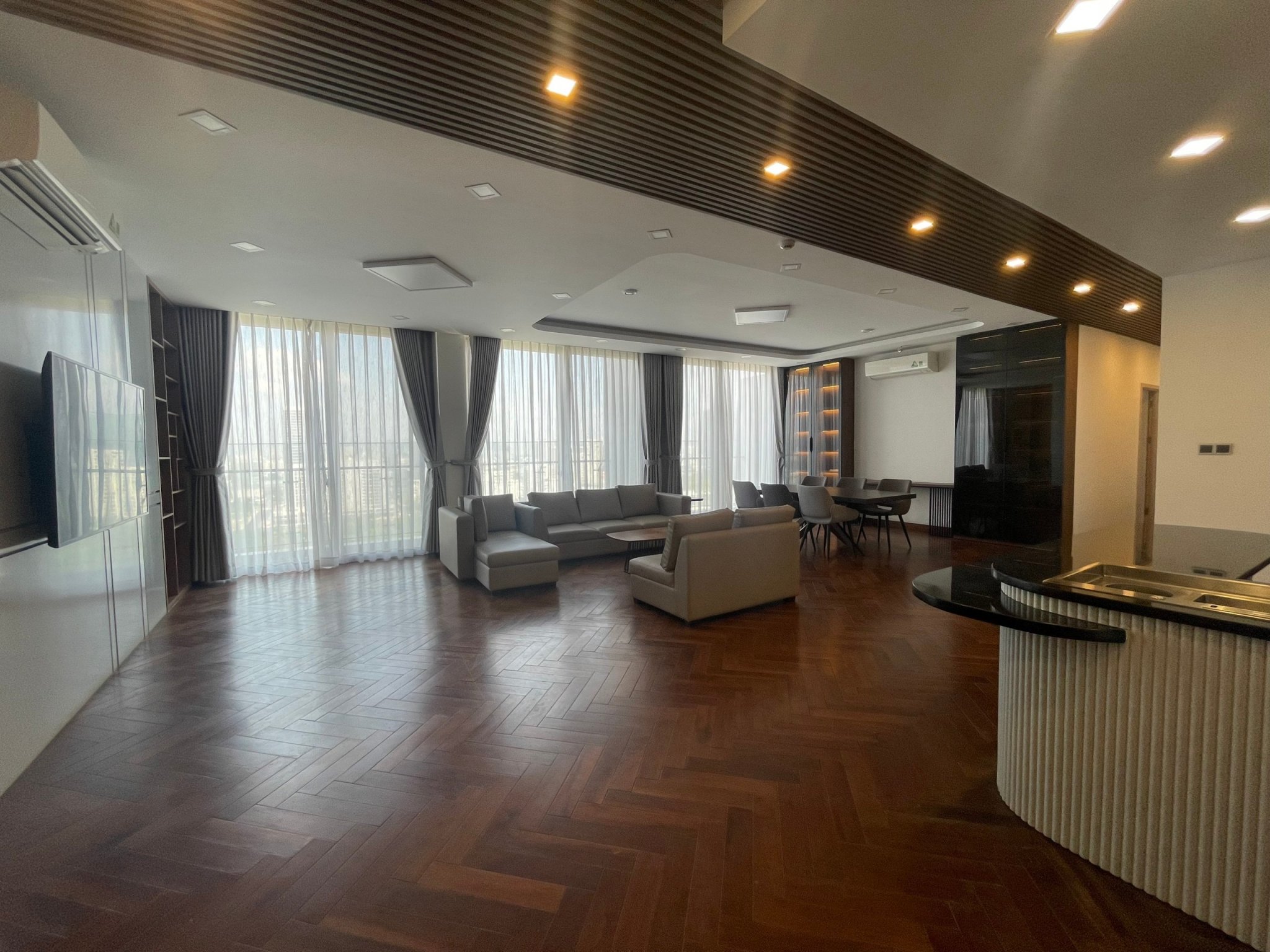 Cần bán căn hộ cao cấp Penhouse Midtown Phú Mỹ Hưng, quận 7. Diện tích: 247m, 4 phòng ngủ lớn, 1 phòng giúp việc, 1 kho. Nội thất cao cấp, gía chỉ 26 tỷ, sổ hồng đầy đủ. Qúy khách xem nhà liên hệ: hotline Ngọc Thư ( zalo, viber) - 5601
