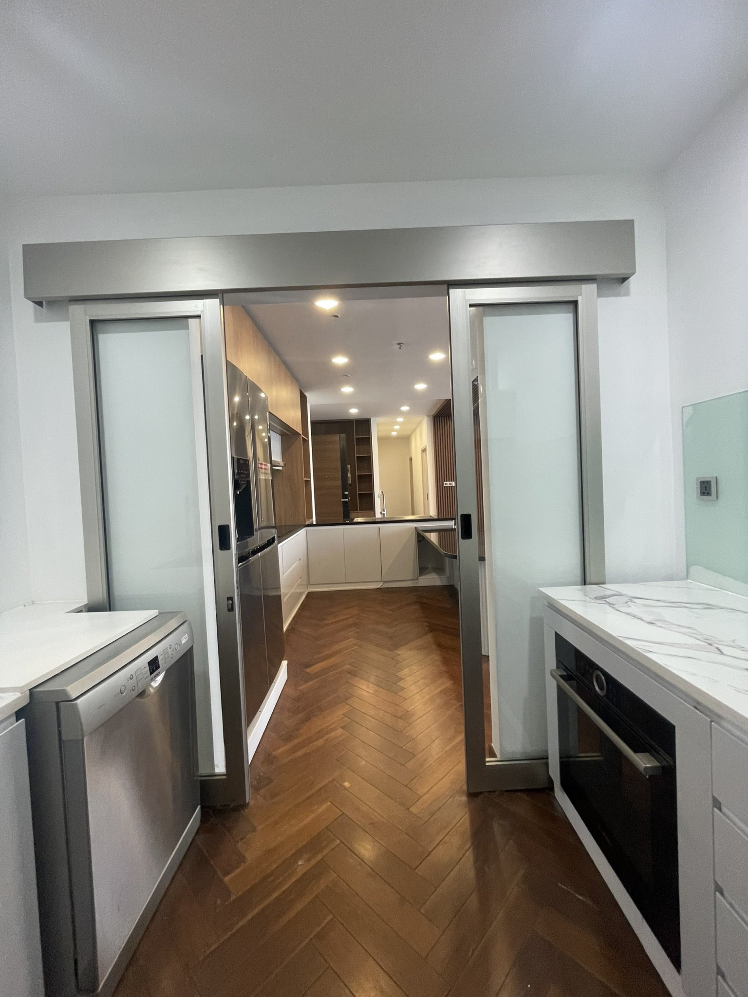 Cần bán căn hộ cao cấp Penhouse Midtown Phú Mỹ Hưng, quận 7. Diện tích: 247m, 4 phòng ngủ lớn, 1 phòng giúp việc, 1 kho. Nội thất cao cấp, gía chỉ 26 tỷ, sổ hồng đầy đủ. Qúy khách xem nhà liên hệ: hotline Ngọc Thư ( zalo, viber) - 5602