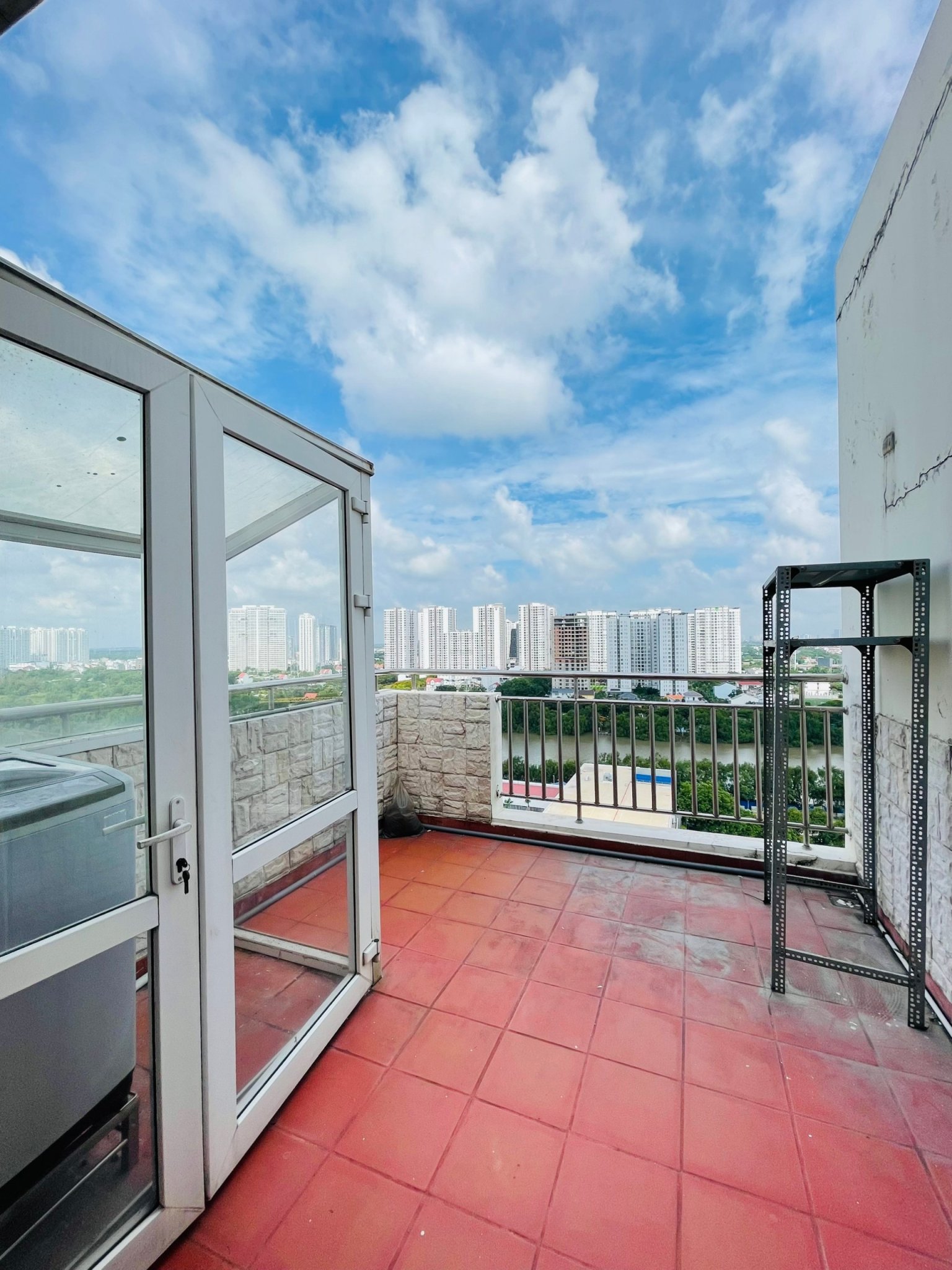 Bán gấp căn hộ cao cấp Penhouse Mỹ phúc phú mỹ hưng, quận 7. Diện tích: 298m, 4 phòng ngủ, nội thất cơ bản, giá chỉ 10,8 tỷ. Anh chị xem nhà liên hệ: hotline Ngọc Thư - 5613