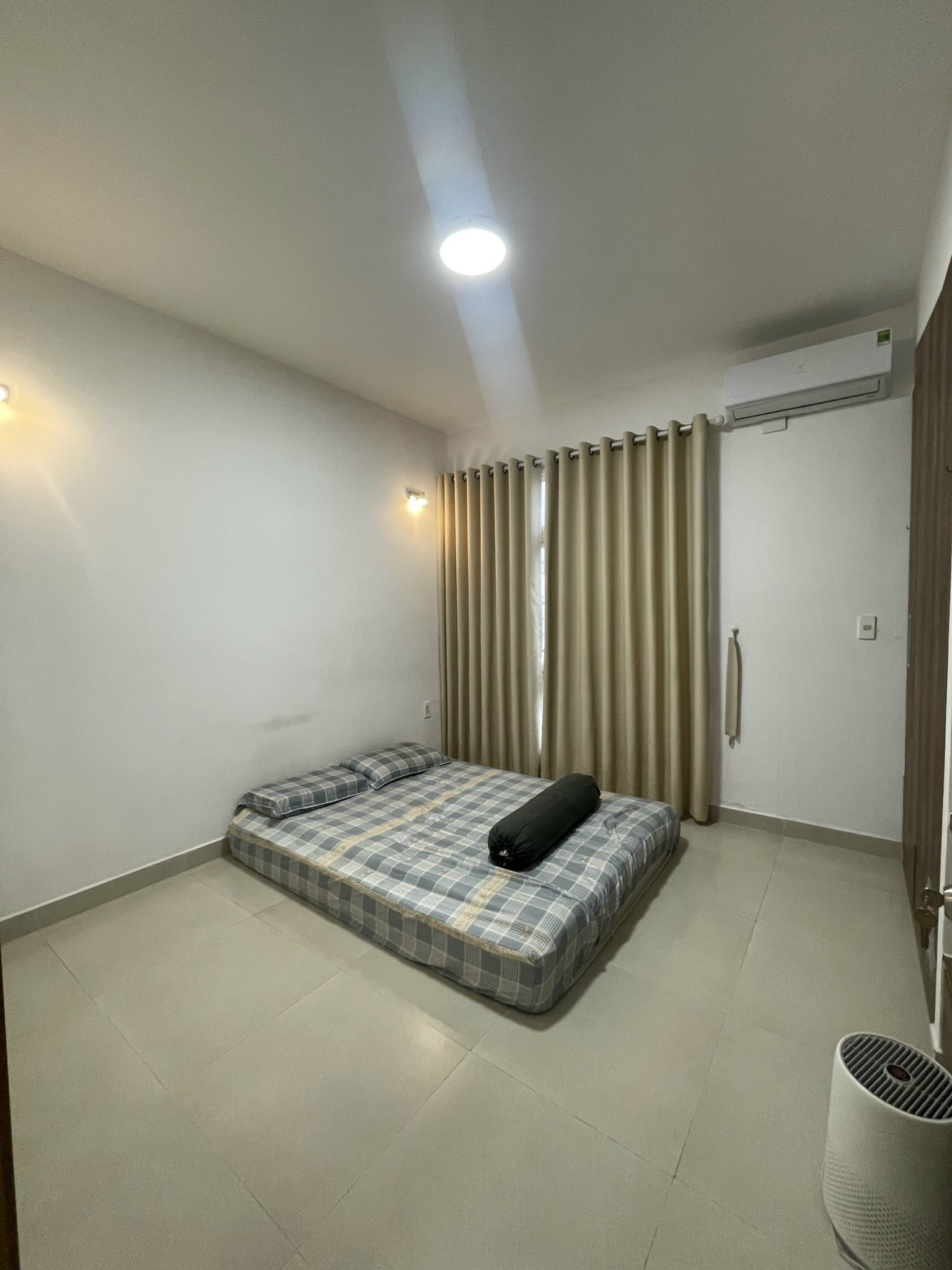 Bán căn hộ Penhouse Sky Garden III phú mỹ hưng, quận 7. Diện tích: 330m, 6 phòng ngủ, 2 ban công, sân thượng, mái làm sân trông rau. Gía chỉ 12 tỷ ( thương lượng). Qúy khách xem nhà liên hệ: hotline Ngọc Thư - 5617