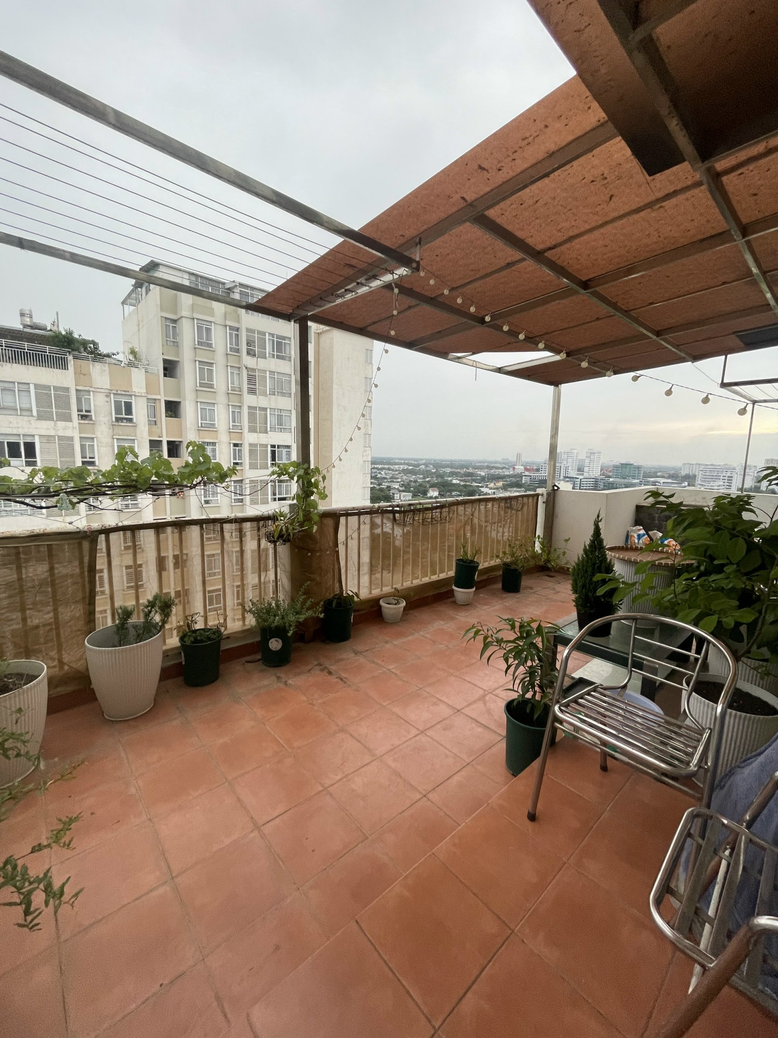 Bán căn hộ Penhouse Sky Garden III phú mỹ hưng, quận 7. Diện tích: 330m, 6 phòng ngủ, 2 ban công, sân thượng, mái làm sân trông rau. Gía chỉ 12 tỷ ( thương lượng). Qúy khách xem nhà liên hệ: hotline Ngọc Thư - 5622
