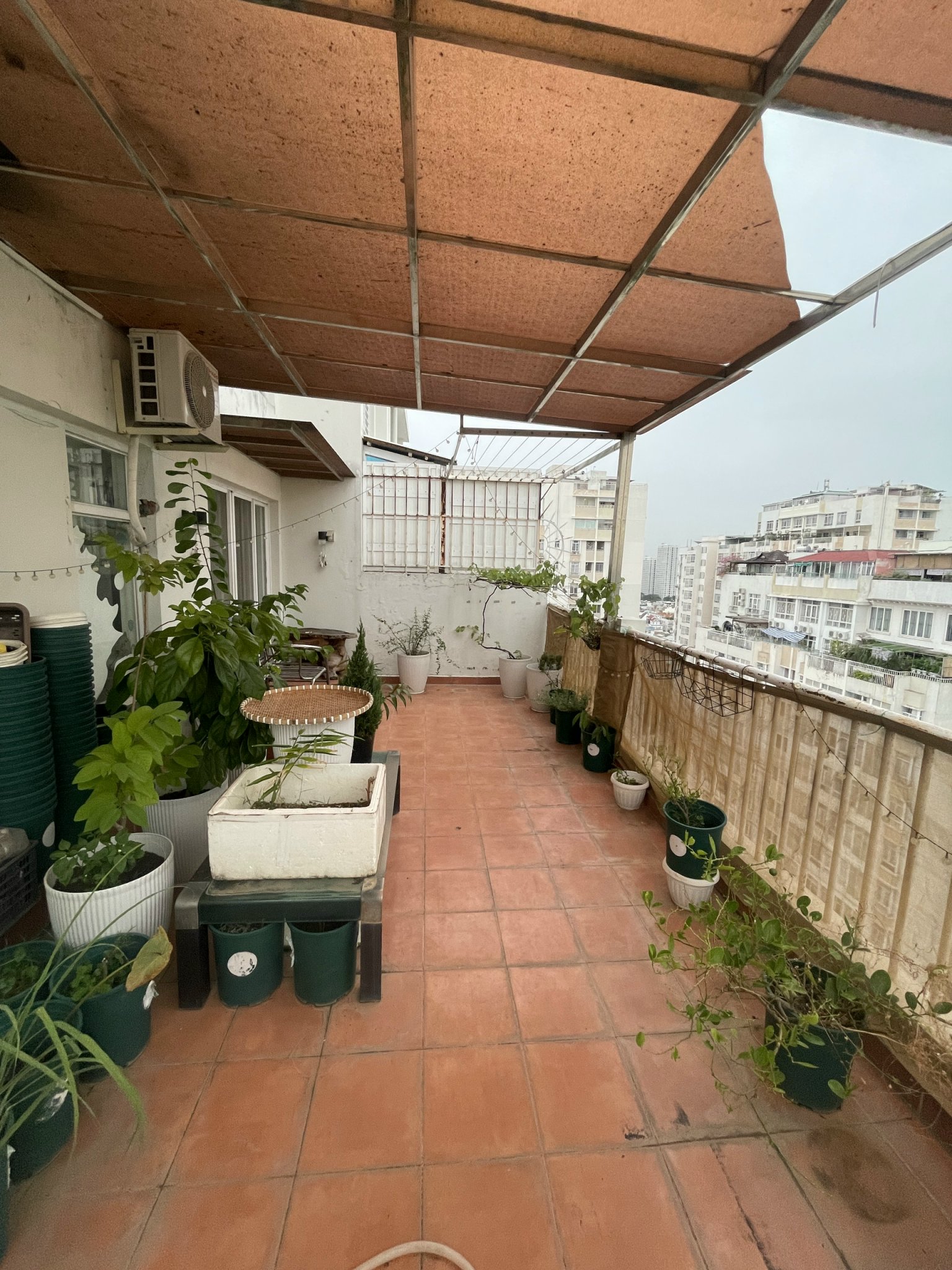 Bán căn hộ Penhouse Sky Garden III phú mỹ hưng, quận 7. Diện tích: 330m, 6 phòng ngủ, 2 ban công, sân thượng, mái làm sân trông rau. Gía chỉ 12 tỷ ( thương lượng). Qúy khách xem nhà liên hệ: hotline Ngọc Thư - 5621