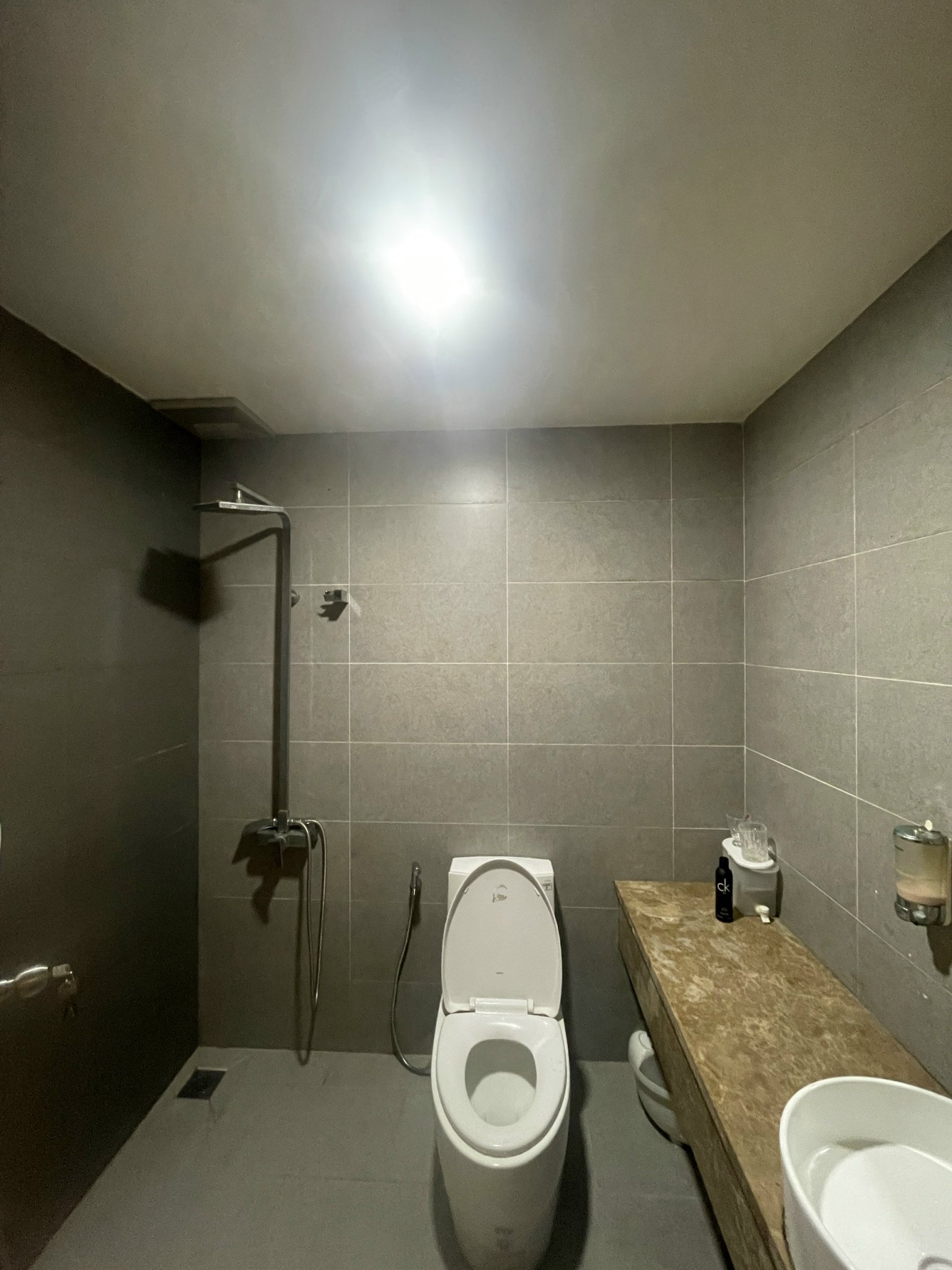 Bán căn hộ Penhouse Sky Garden III phú mỹ hưng, quận 7. Diện tích: 330m, 6 phòng ngủ, 2 ban công, sân thượng, mái làm sân trông rau. Gía chỉ 12 tỷ ( thương lượng). Qúy khách xem nhà liên hệ: hotline Ngọc Thư - 5620