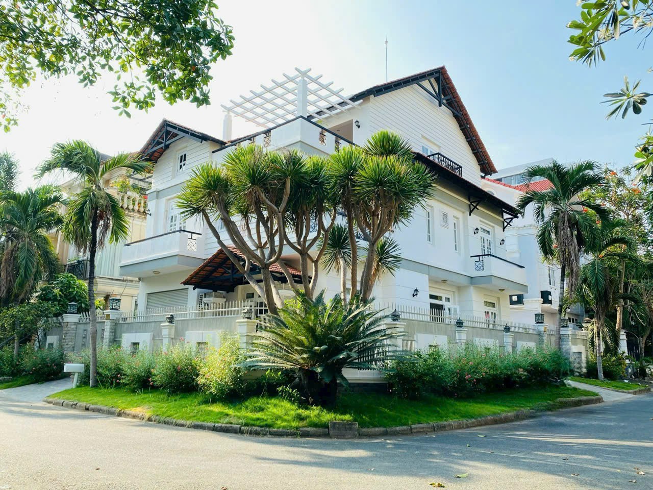 Bán biệt thự góc 2 mặt tiền đường Nam Thiên, Phú Mỹ Hưng, quận 7. Diện tích: 15x19m trệt, 2 lầu. Nội thất cơ bản. Khu an ninh, 5 phòng ngủ, sân vườn rộng. Giá chỉ: 125 tỷ. Quý khách xem nhà liên hệ: hotline Ngọc Thư