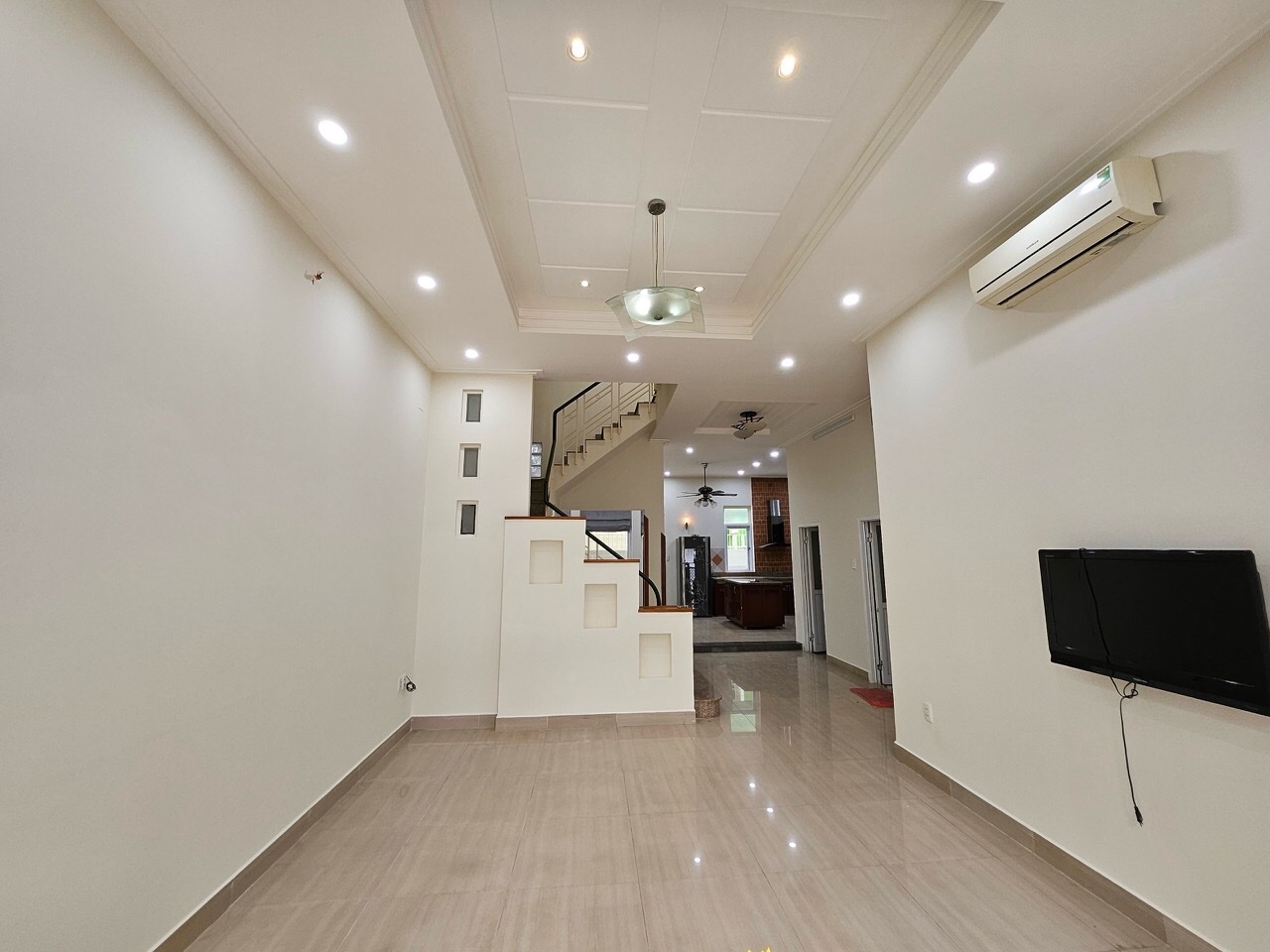 Cho thuê nhà phố vườn Nam Thiên- Phú Mỹ Hưng. Diện tích: 8x18m, trệt, 2 lầu, áp mái. Nội thất cơ bản, 4 phòng ngủ. Giá chỉ: 50 triệu/ tháng. Quý khách xem nhà liên hệ: hotline Ngọc Thư