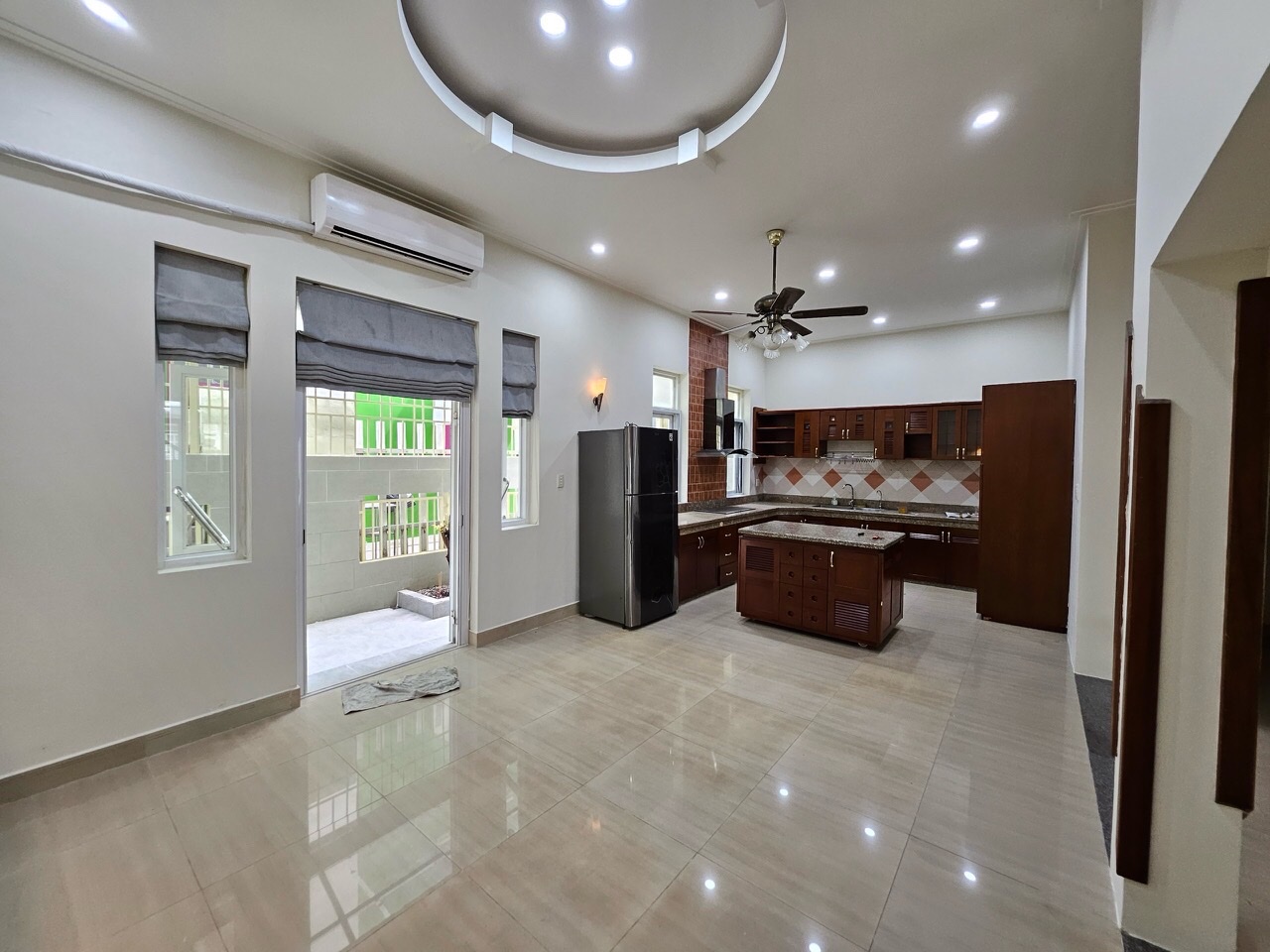 Cho thuê nhà phố vườn Nam Thiên- Phú Mỹ Hưng. Diện tích: 8x18m, trệt, 2 lầu, áp mái. Nội thất cơ bản, 4 phòng ngủ. Giá chỉ: 50 triệu/ tháng. Quý khách xem nhà liên hệ: hotline Ngọc Thư - 5634