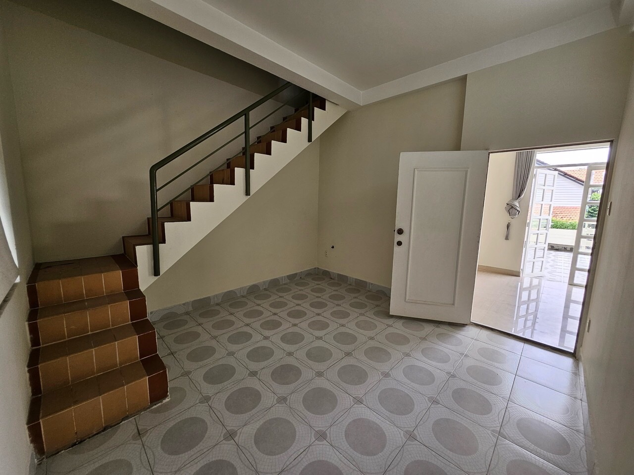 Cho thuê nhà phố vườn Nam Thiên- Phú Mỹ Hưng. Diện tích: 8x18m, trệt, 2 lầu, áp mái. Nội thất cơ bản, 4 phòng ngủ. Giá chỉ: 50 triệu/ tháng. Quý khách xem nhà liên hệ: hotline Ngọc Thư - 5641