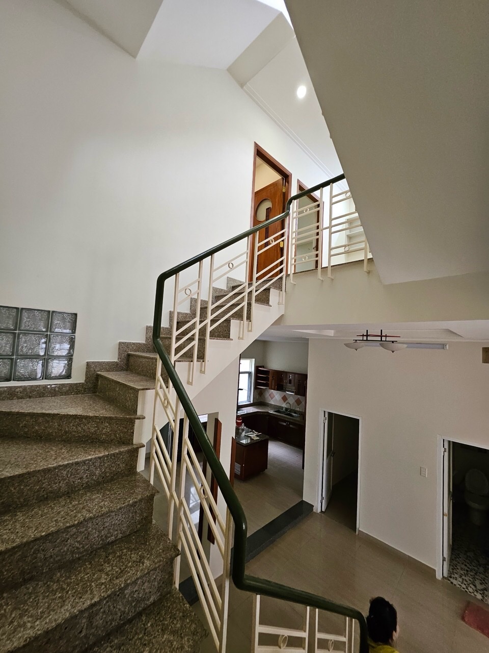 Cho thuê nhà phố vườn Nam Thiên- Phú Mỹ Hưng. Diện tích: 8x18m, trệt, 2 lầu, áp mái. Nội thất cơ bản, 4 phòng ngủ. Giá chỉ: 50 triệu/ tháng. Quý khách xem nhà liên hệ: hotline Ngọc Thư - 5642