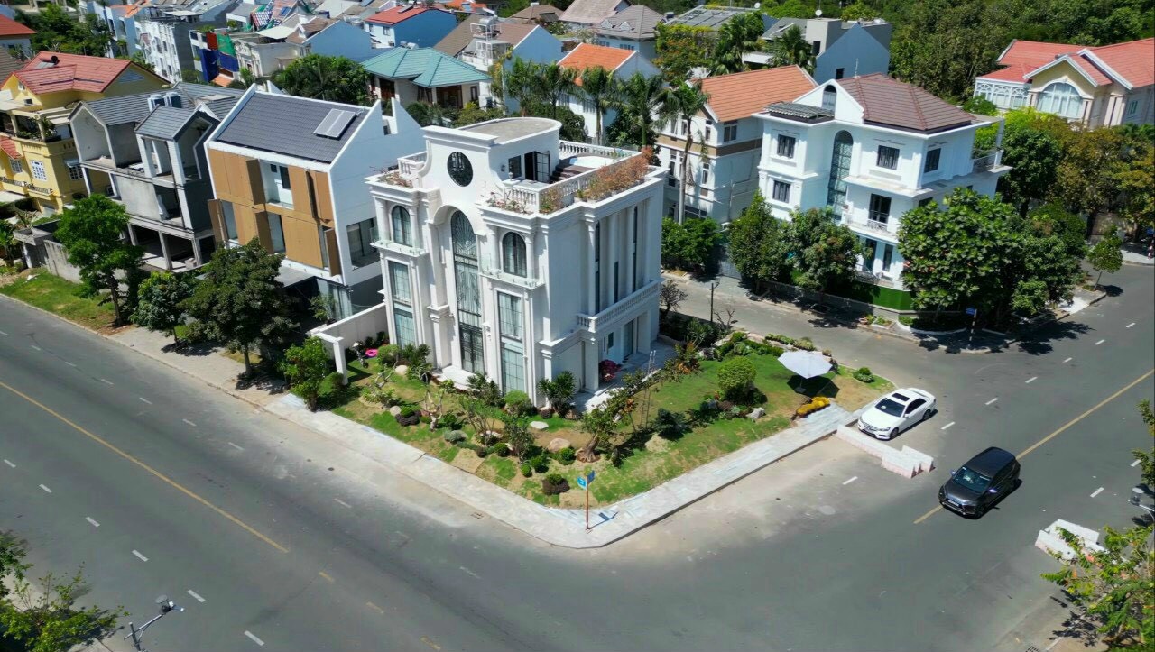 Bán Biệt Thự Góc 03 mặt tiền Nam Thông 2, giá 150 tỷ đất 370m2, nhà 800m2 Nhà Cực Đẹp Xem Nhà liên hệ hotline