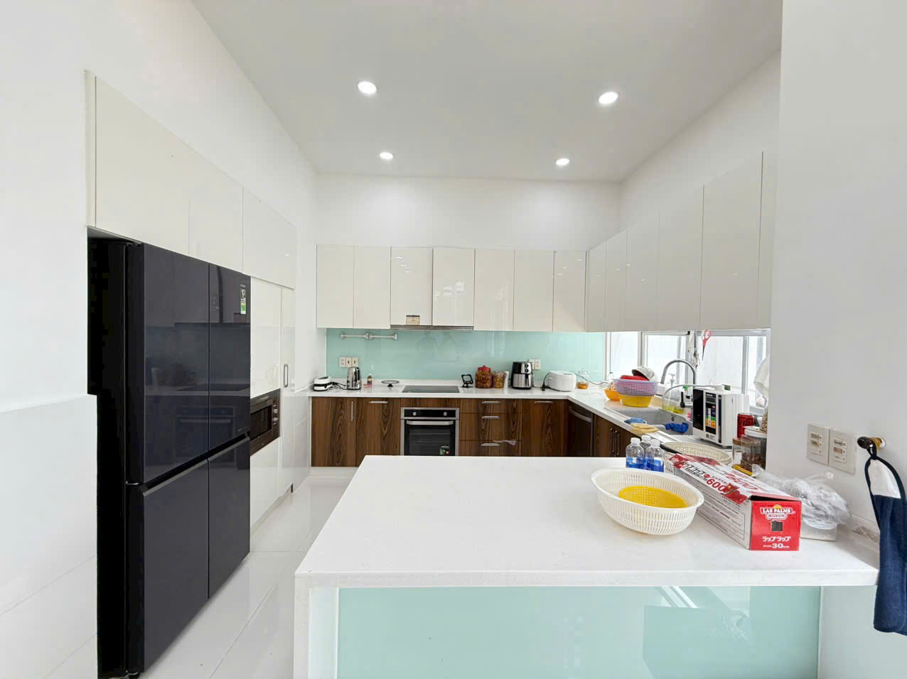 Cần bán nhà liên kế vườn nằm trong khu Compound Hưng Thái 7x18m Nhà đẹp Giá chỉ: 34.5 tỷ. Quý khách xem nhà liên hệ hotline gặp Em Luân: hotline - 9814