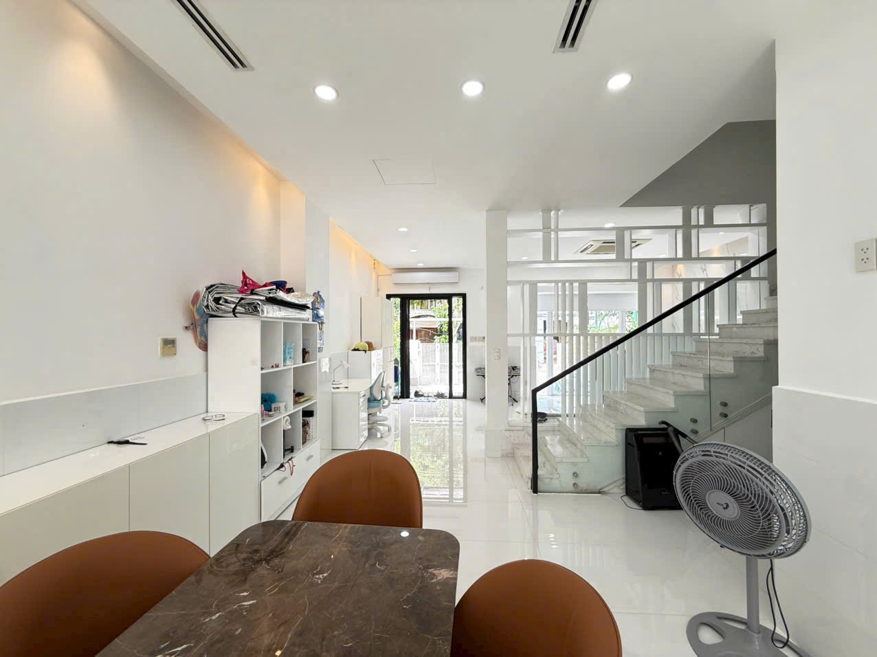 Cần bán nhà liên kế vườn nằm trong khu Compound Hưng Thái 7x18m Nhà đẹp Giá chỉ: 34.5 tỷ. Quý khách xem nhà liên hệ hotline gặp Em Luân: hotline - 9812