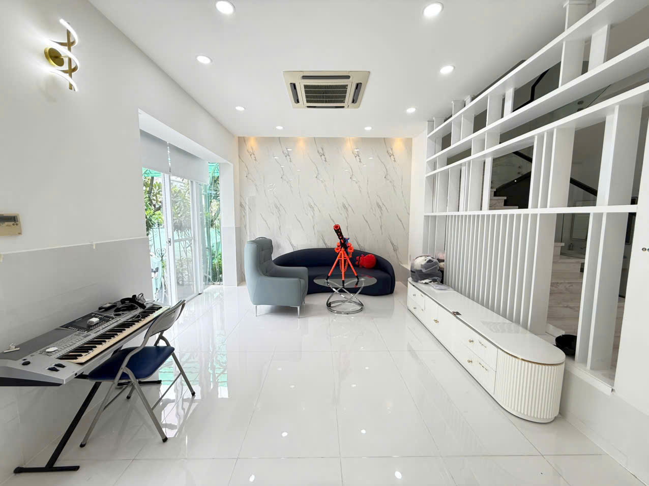 Cần bán nhà liên kế vườn nằm trong khu Compound Hưng Thái 7x18m Nhà đẹp Giá chỉ: 34.5 tỷ. Quý khách xem nhà liên hệ hotline gặp Em Luân: hotline - 9809