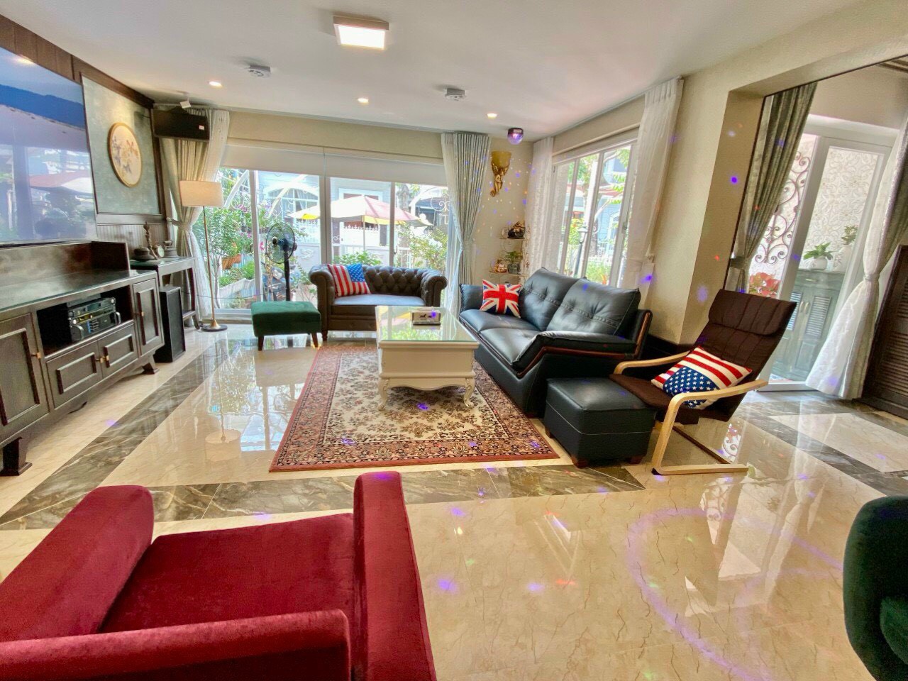 Cần bán Villa Mỹ Giang cạnh bên Hồ Bán Nguyệt,đi bộ ra cầu ánh sao.Nhà full nội thất sang trọng giá 35 tỷ Liên hệ hotline - 5712