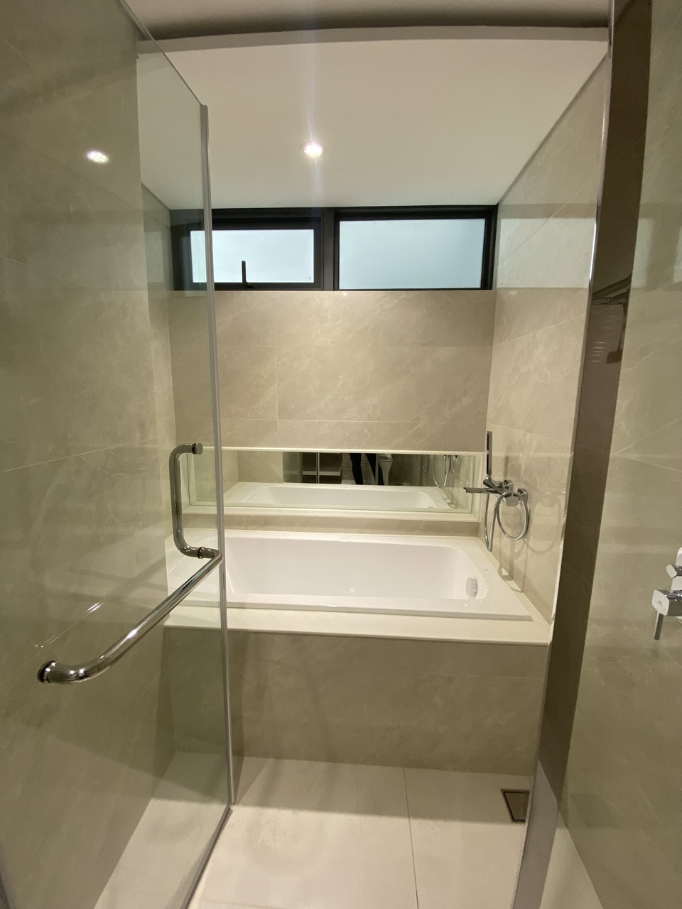 Cho thuê căn hộ Ascentia, phú mỹ hưng, quận 7. Diện tích 84m, căn góc, có bồn tắm . Nội thất cơ bản, 2 phòng ngủ. Gía chỉ 20tr/ tháng. Qúy khách xem nhà liên hệ: hotline Ngọc Thư - 5781