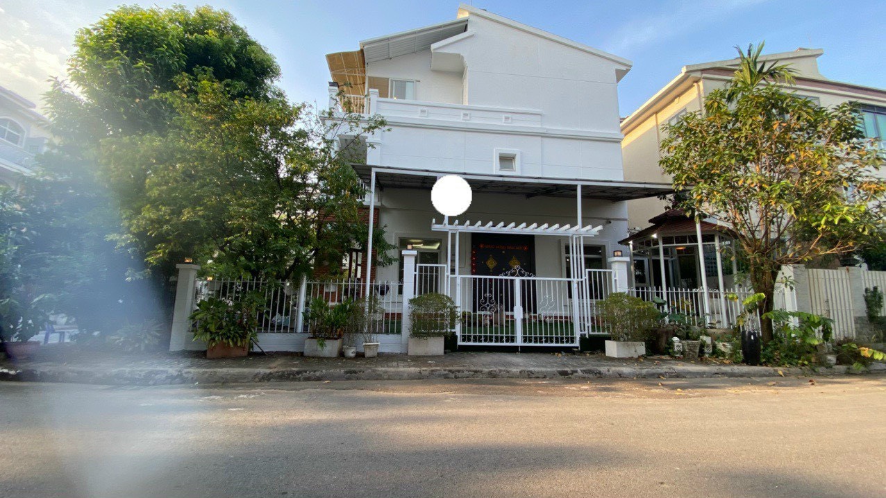 Cho thuê biệt thự Phú Mỹ Hưng ,căn góc khu biệt thự liên kề Mỹ Giang 2 , 3PN, 4WC, Full nt, DT:200m2( 11,5x18)., 1 trệt, 2 lầu Giá 2.500$/ tháng. Vui lòng liên hệ: HOÀNG CƯỜNG - 5839