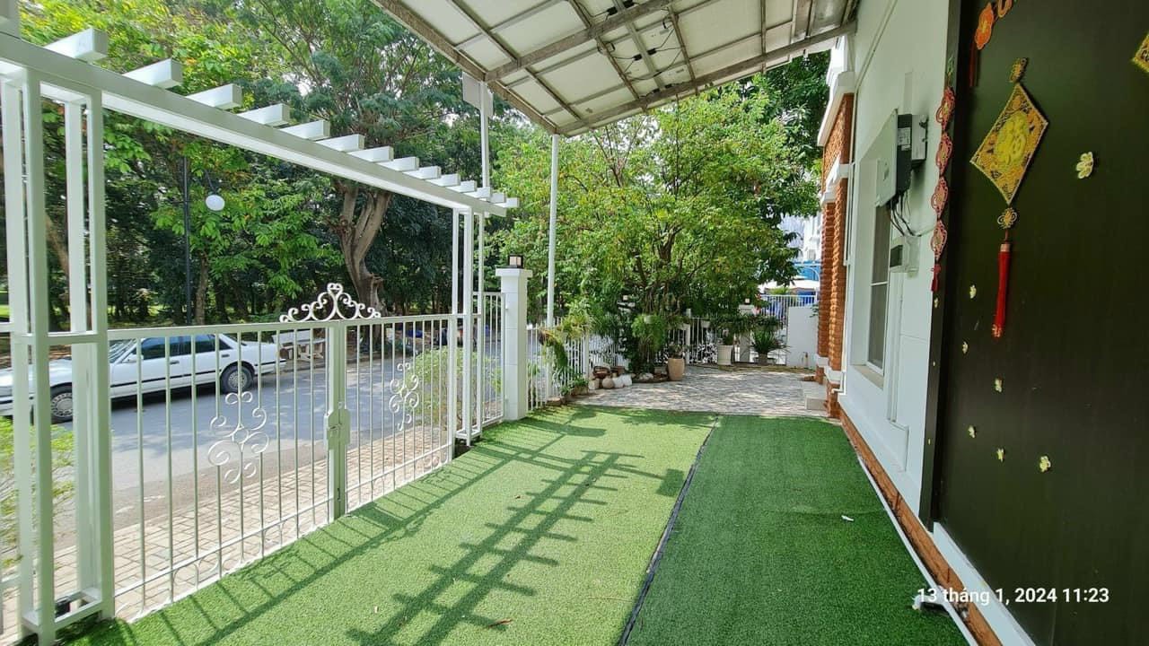 Cho thuê biệt thự Phú Mỹ Hưng ,căn góc khu biệt thự liên kề Mỹ Giang 2 , 3PN, 4WC, Full nt, DT:200m2( 11,5x18)., 1 trệt, 2 lầu Giá 2.500$/ tháng. Vui lòng liên hệ: HOÀNG CƯỜNG - 5835