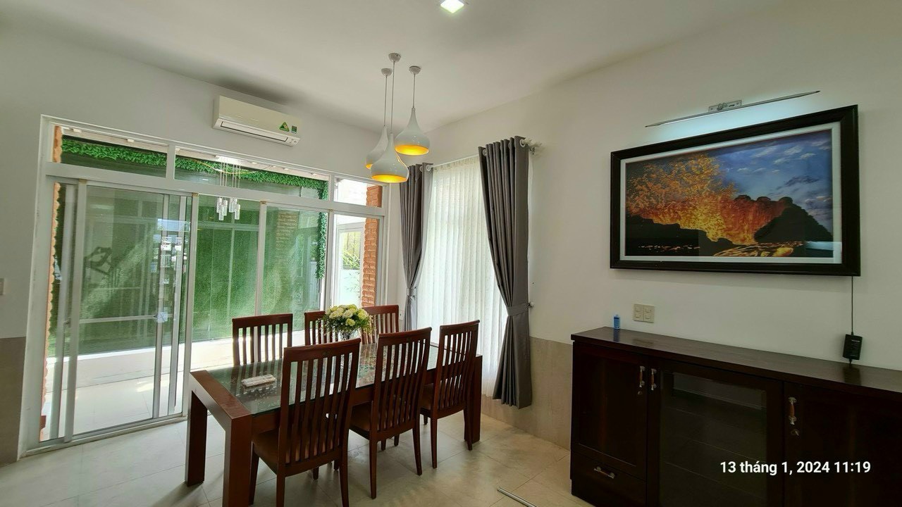 Cho thuê biệt thự Phú Mỹ Hưng ,căn góc khu biệt thự liên kề Mỹ Giang 2 , 3PN, 4WC, Full nt, DT:200m2( 11,5x18)., 1 trệt, 2 lầu Giá 2.500$/ tháng. Vui lòng liên hệ: HOÀNG CƯỜNG - 5837