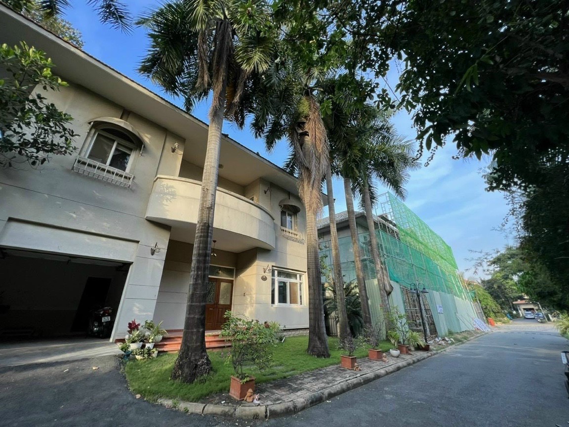 Bán biệt thự đơn lập Phú Gia, phú mỹ hưng. Q.7. Diện tích: 318m, 3 phòng ngủ rộng, 4wc. Nội thất cao cấp, giá chỉ 91 tỷ (tl). Qúy khách xem nhà liên hệ: hotline Ngọc Thư ( zalo, viber)