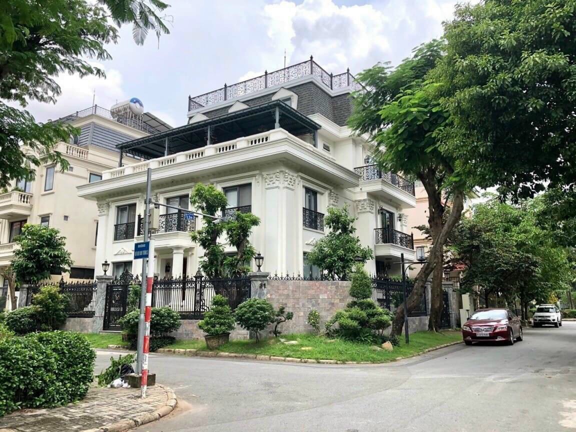 Bán căn góc biệt thự đơn lập Nam Thông, phú mỹ hưng, q7. DIện tích sử dụng: 541m, 5 phòng ngủ, phòng thờ, phòng karaok, nội thất cao cấp, hồ bơi trong nhà. Gía chỉ 108 tỷ( thương lương). Liên hệ: hotline Ngọc Thư ( Zalo, viber)  xem nhà