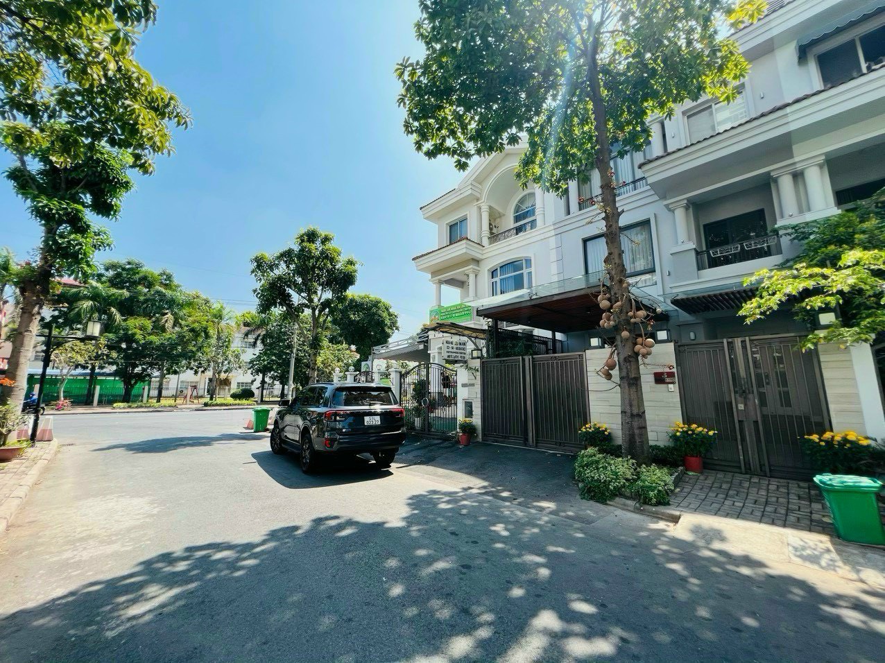 Bán biệt thự Nam Viên Phú Mỹ Hưng - Quận 7. Đầy đủ nội thất mới - sang trọng. Hiện đang có hợp đồng thuê 42 triệu/ tháng. Liên hệ: hotline Em Thành Luân