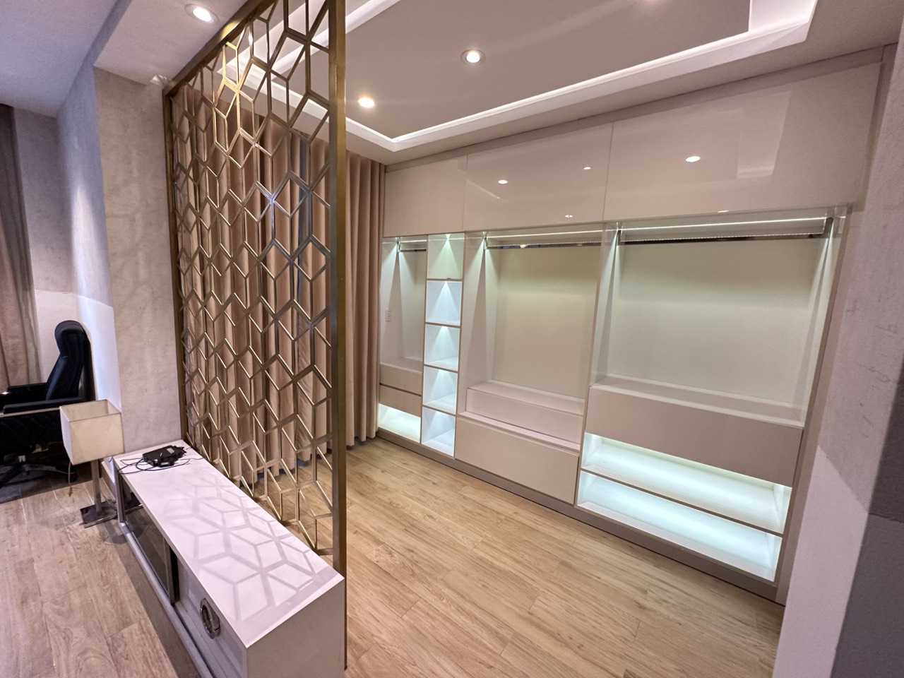 Bán biệt thự Nam Viên Phú Mỹ Hưng - Quận 7. Đầy đủ nội thất mới - sang trọng. Hiện đang có hợp đồng thuê 42 triệu/ tháng. Liên hệ: hotline Em Thành Luân - 5875