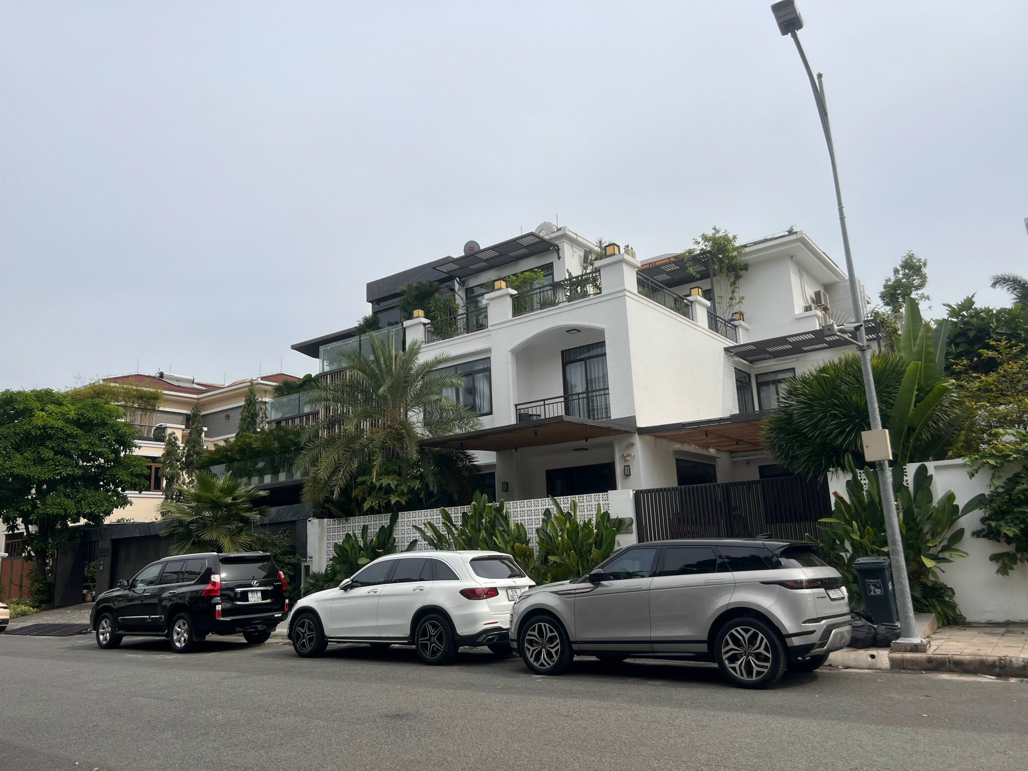 Cho thuê Biệt Thự tứ lập Mỹ Gia 1, 5PN, 4WC, có hồ bơi, thang máy, nội thất cao cấp. Giá 170tr~7.000. LH: Tú Anh - 5938