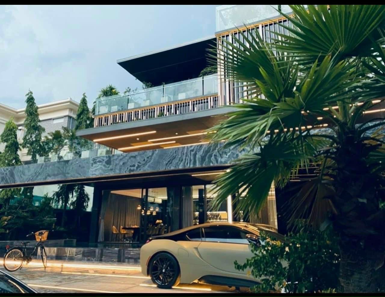 Cho thuê biệt thự Mỹ Gia, phú mỹ hưng, quận 7. DT: 250m, 5 phòng ngủ, hồ bơi, thang máy, nhà mới, nội thất hiện đại, giá chỉ: 150tr/ tháng. Qúy khách xem nhà liên hệ: hotline Ngọc Thư ( zalo, viber )