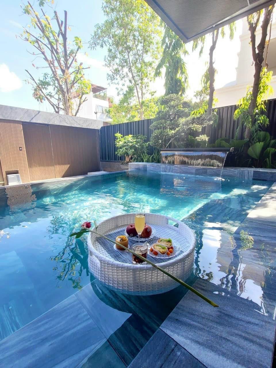 Cho thuê biệt thự Mỹ Gia, phú mỹ hưng, quận 7. DT: 250m, 5 phòng ngủ, hồ bơi, thang máy, nhà mới, nội thất hiện đại, giá chỉ: 150tr/ tháng. Qúy khách xem nhà liên hệ: hotline Ngọc Thư ( zalo, viber ) - 5953