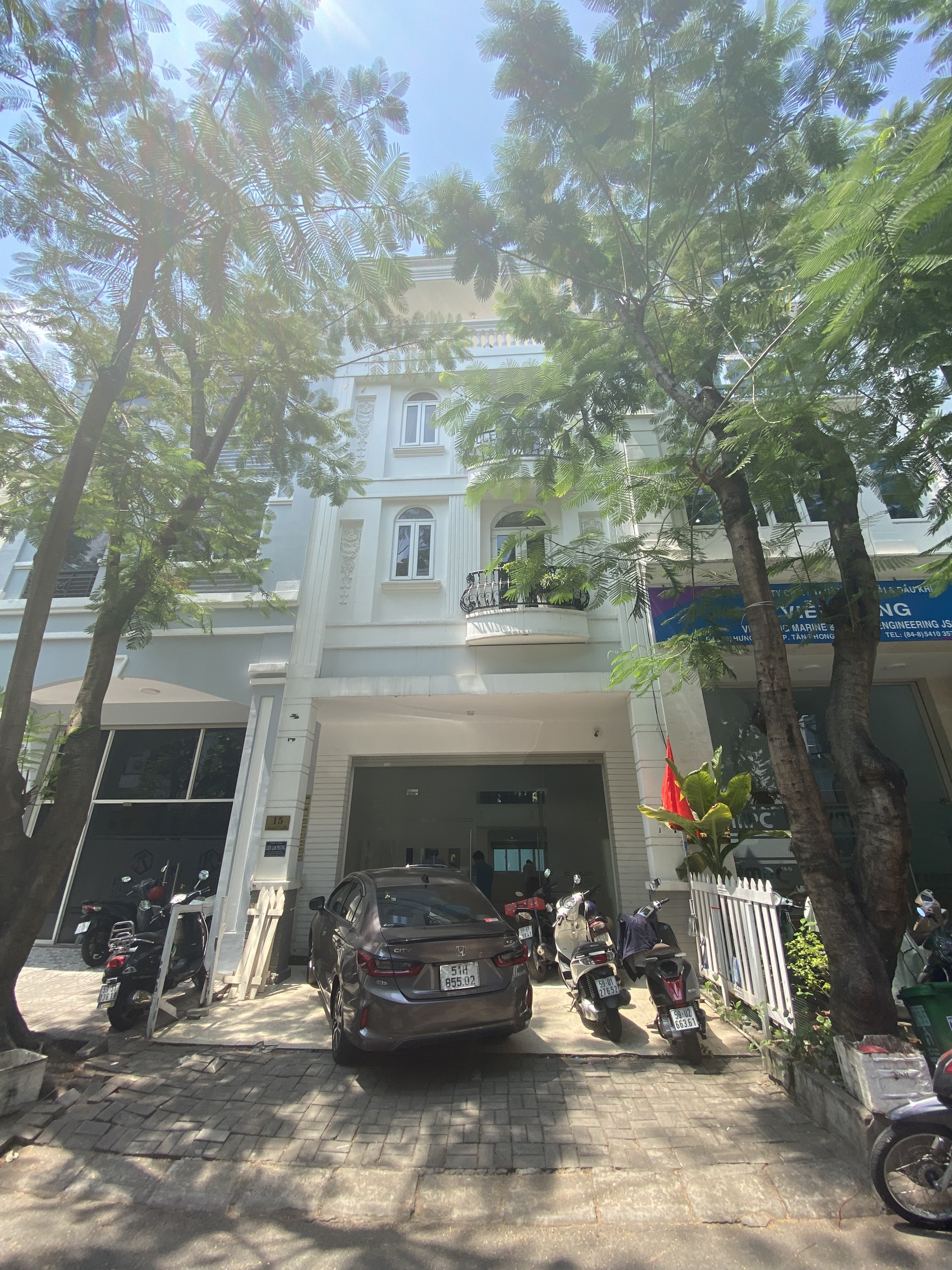 Cho Thuê Nhà Phố Hưng Gia 1- Phú Mỹ Hưng Q7.DTSD: 380 m2. Nhà Mới Sơn Sửa - Sạch Đẹp- Thiết Kế 6 Phòng . Em Luân