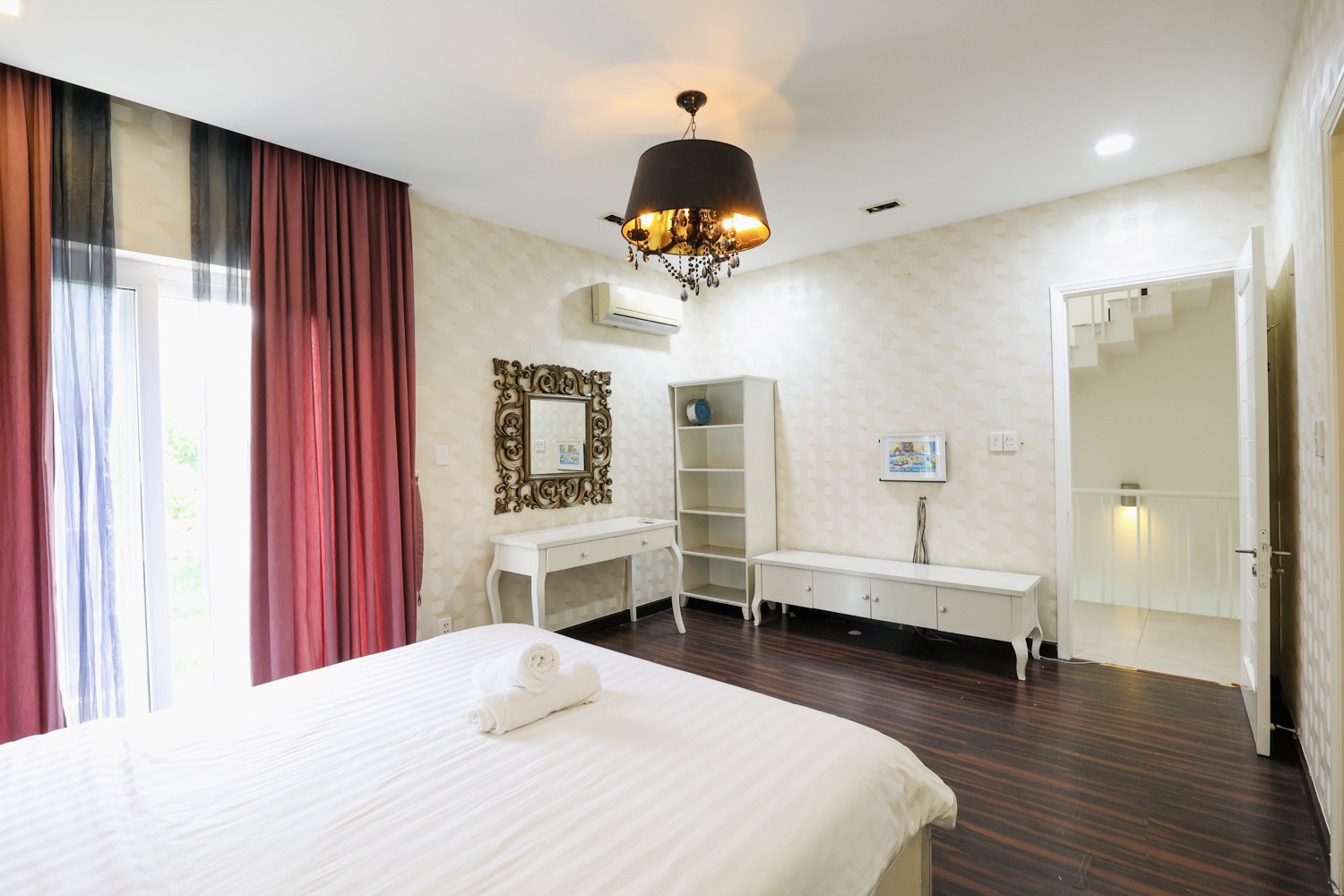 Cho thuê biệt thự Nam Thông, phú mỹ hưng, quận 7. Diện tích: 450m, 4 phòng ngủ, nội thất đẹp, có hồ bơi. Gía chỉ có 85tr/ tháng. Liên hê: hotline Ngọc Thư ( zalo, viber) - 6054