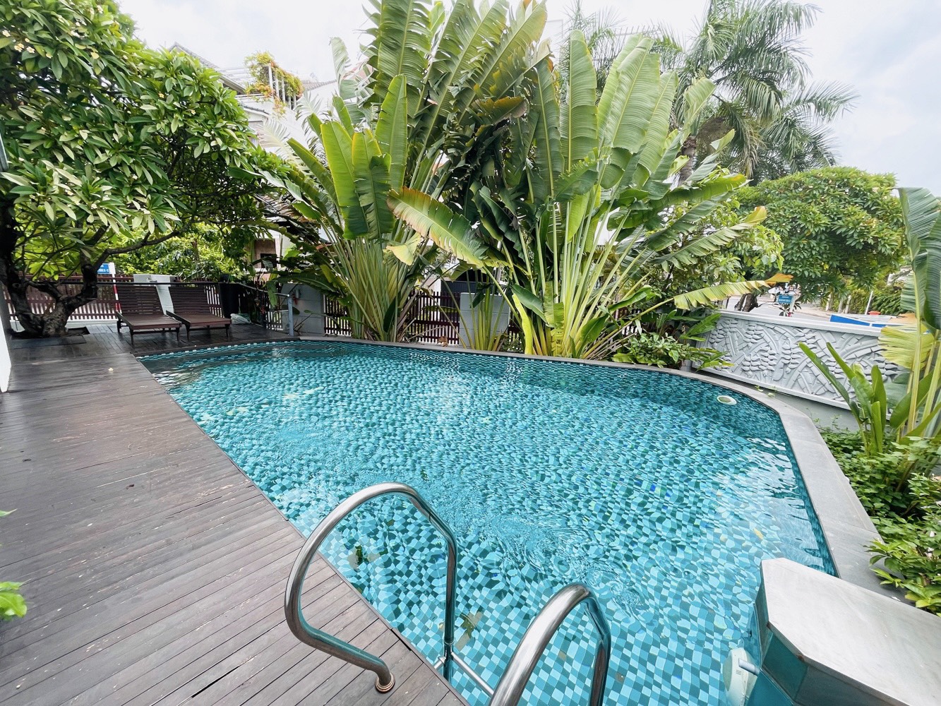 Cho thuê biệt thự Nam Thông, phú mỹ hưng, quận 7. Diện tích: 450m, 4 phòng ngủ, nội thất đẹp, có hồ bơi. Gía chỉ có 85tr/ tháng. Liên hê: hotline Ngọc Thư ( zalo, viber) - 6053
