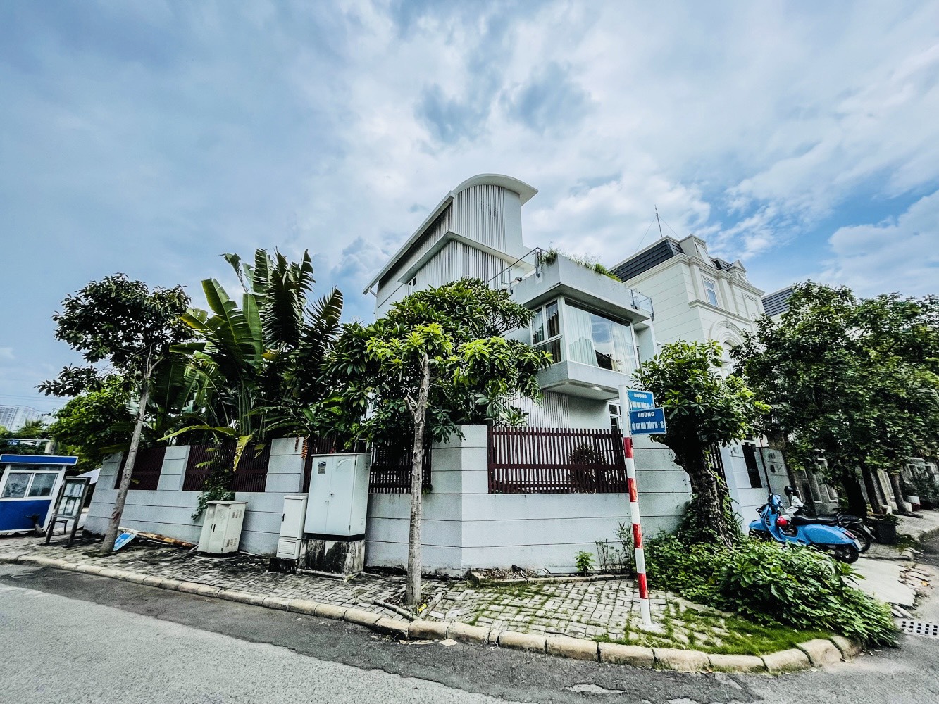 Cho thuê biệt thự Nam Thông, phú mỹ hưng, quận 7. Diện tích: 450m, 4 phòng ngủ, nội thất đẹp, có hồ bơi. Gía chỉ có 85tr/ tháng. Liên hê: hotline Ngọc Thư ( zalo, viber)