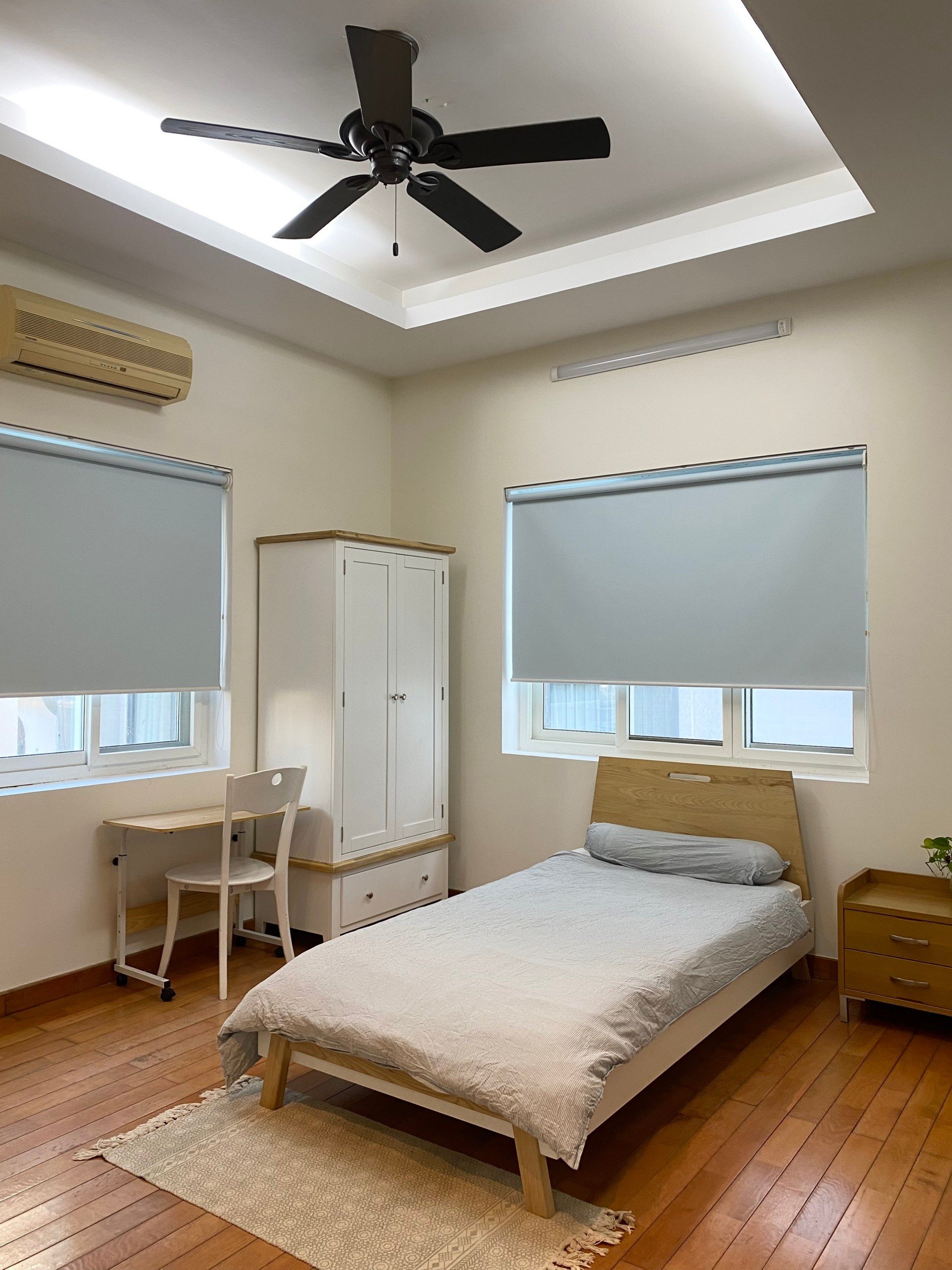 Cho thuê biệt thự đơn lập Nam Thiên, Phú Mỹ Hưng. Diện tích: 20X19 m, 5 phòng ngủ, sân vườn,hồ bơi, nội thất cao cấp. Giá chỉ: 115 triêu/ tháng. Quý khách xem nhà liên hệ: hotline Ngọc Thư ( zalo, viber) - 6071