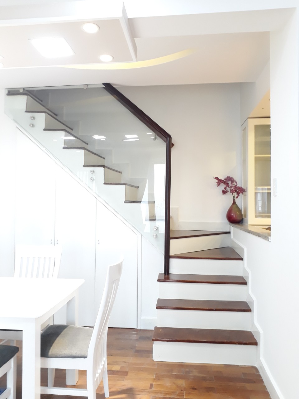 Cho thuê top-house Hưng Hượng 2, phú mỹ hưng, quận 7. Diện tích: 180m, 4 phòng ngủ, 3wc, nội thất cao cấp. Gía chỉ 29tr/ tháng. Qúy khách xem nhà liên hệ: hotline Ngọc Thư ( zalo, viber) - 6122