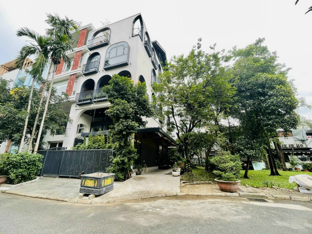 Bán nhà biệt thự góc công viên Mỹ Toàn , phú mỹ hưng, quận 7. Diện tích 144m, trệt, 3 lầu, thang máy. Nội thất cao cấp, đang cho thuê dài hạn, giá chỉ 48 tỷ. Liên hệ: hotline Ngọc Thư ( zalo, viber)